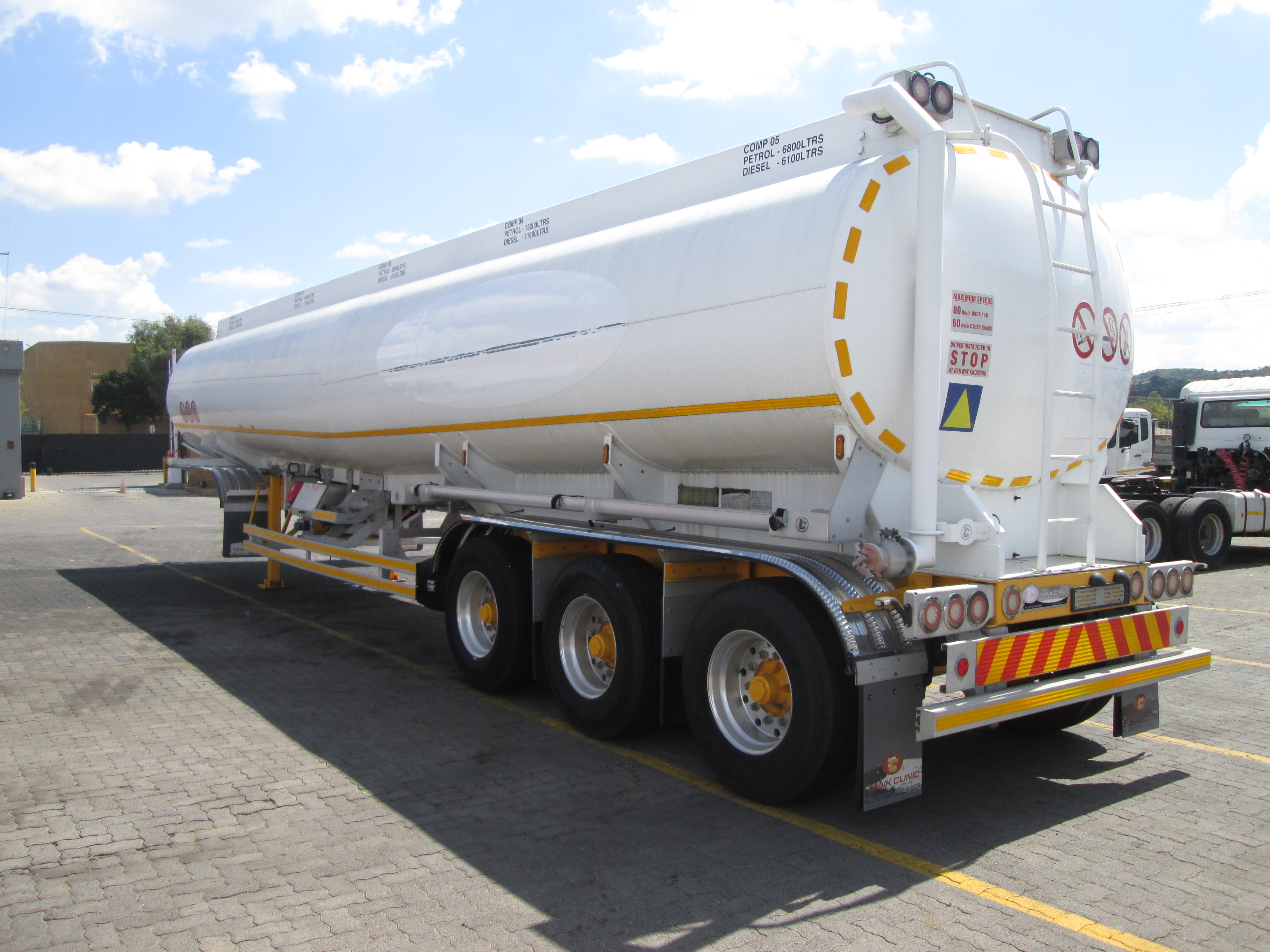 Un-usedTank Clinic 45 000l fuel tanker - Image 6