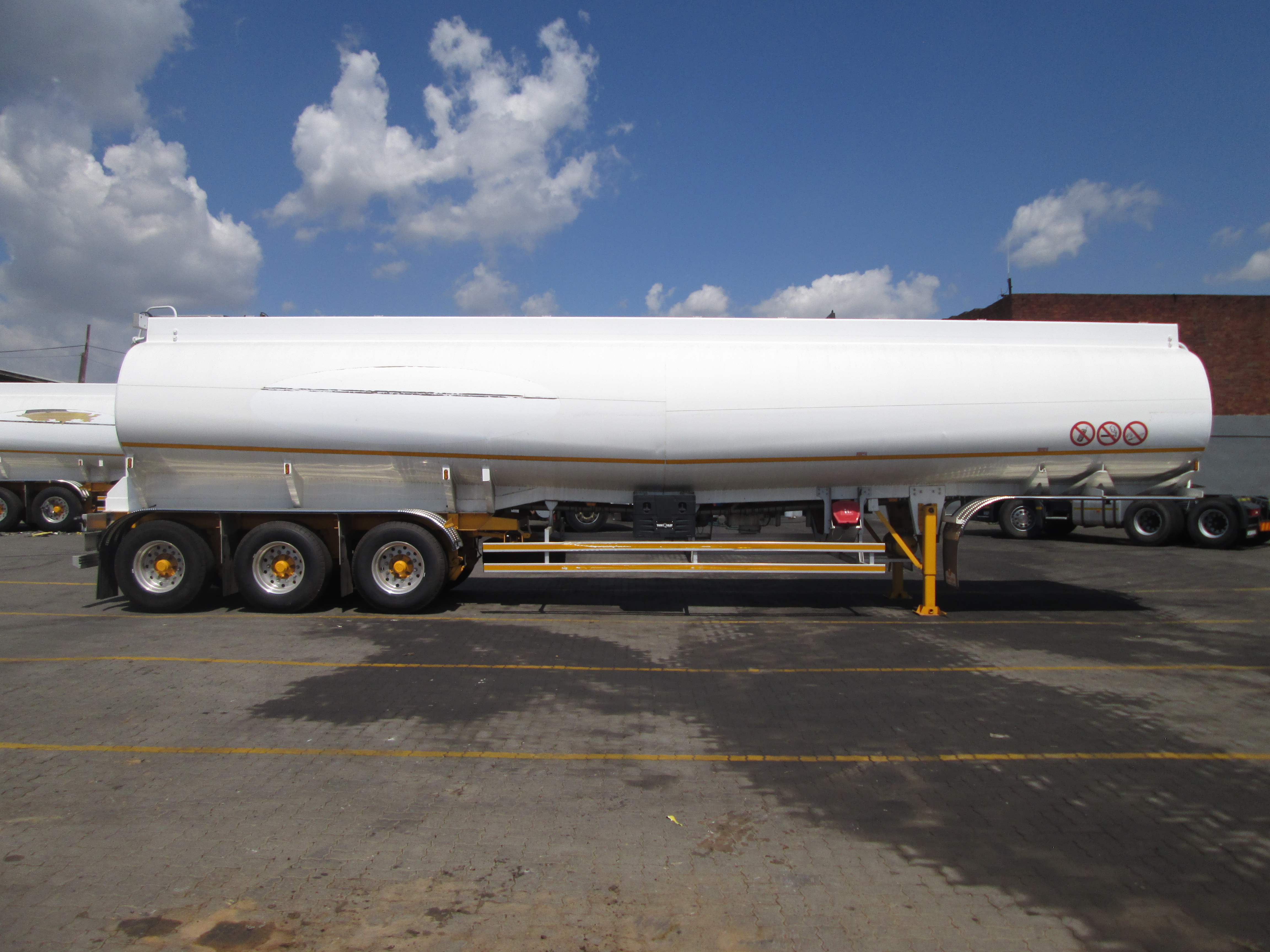 Un-usedTank Clinic 45 000l fuel tanker - Image 9