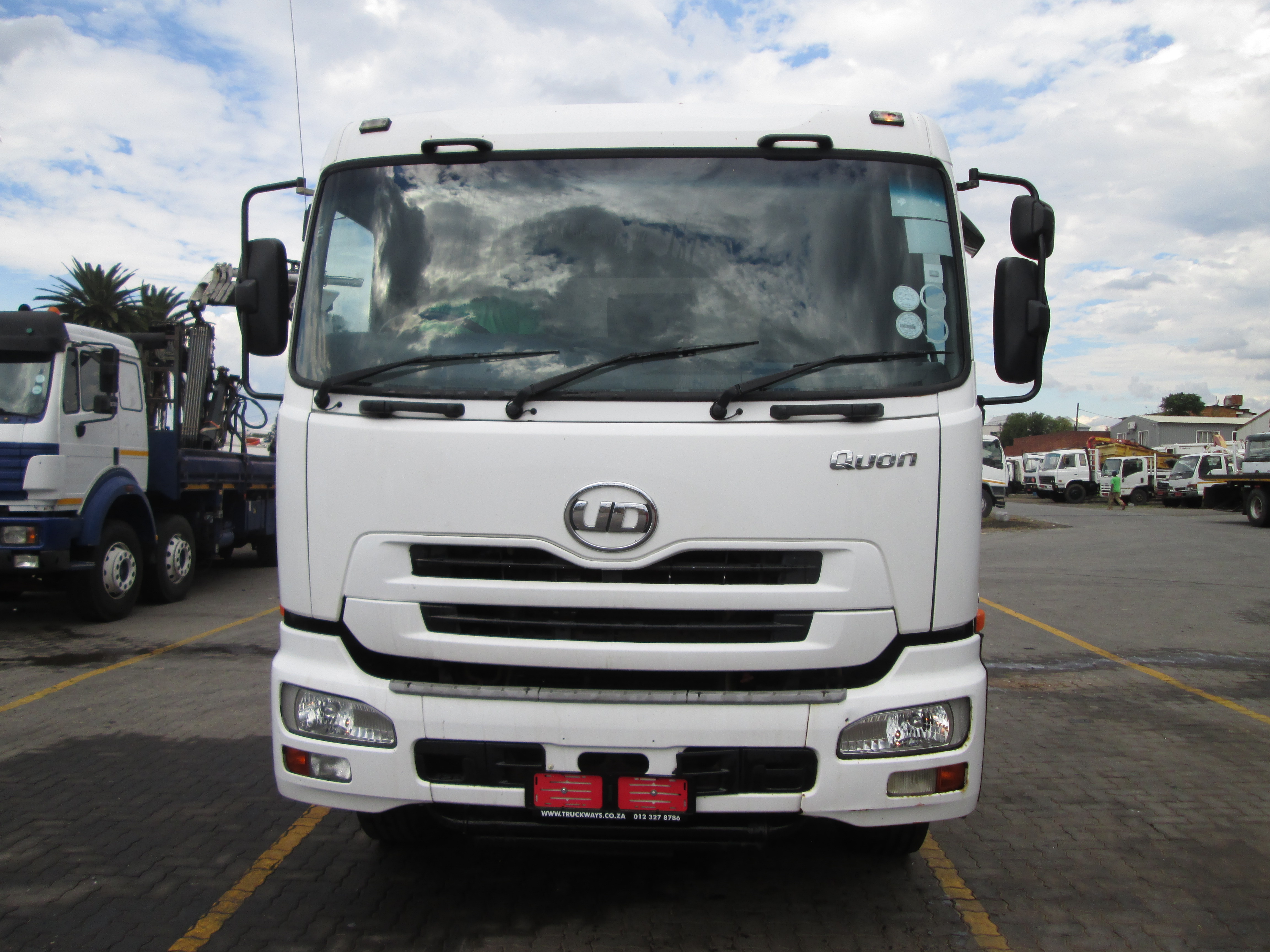 2018 UD QUON GW26-450 TRUCK TRACTOR 311225KM - Image 2