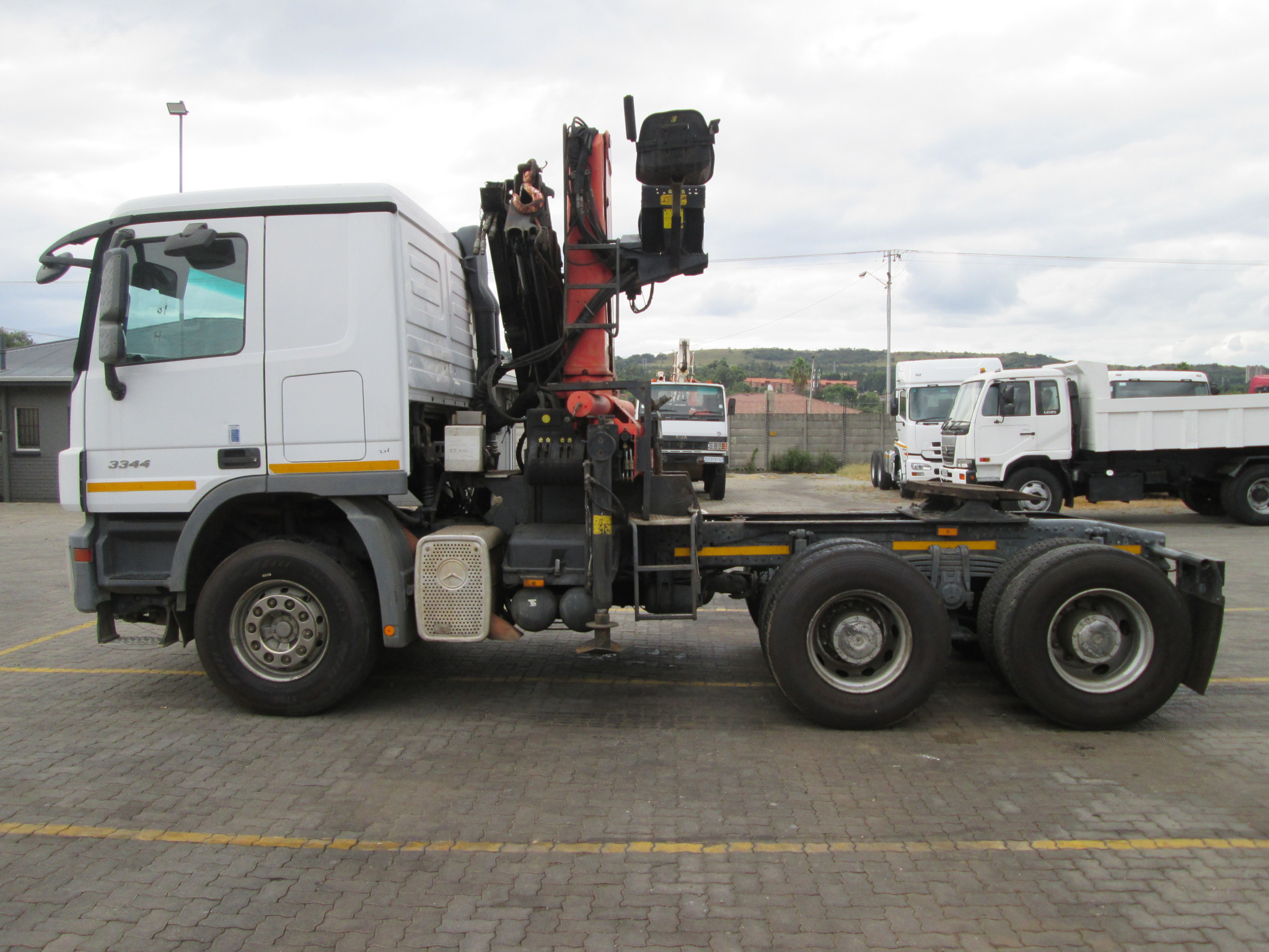 2012 MERCEDES BENZ 3344 TRUCK TRACTOR WITH PK 15500 CRANE - Image 4