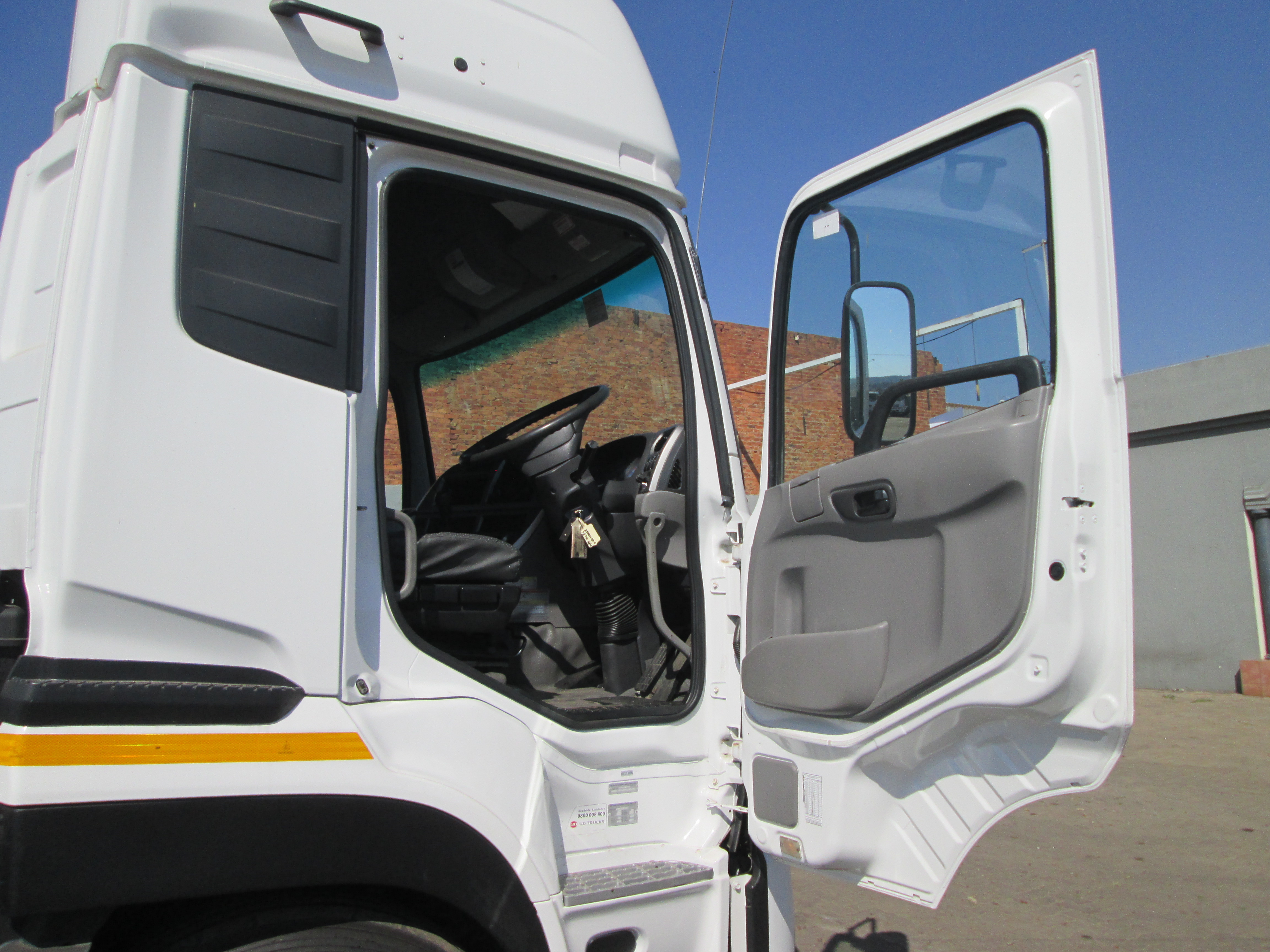 2015 UD QUON GW26-450 TRUCK TRACTOR 359828KM - Image 9