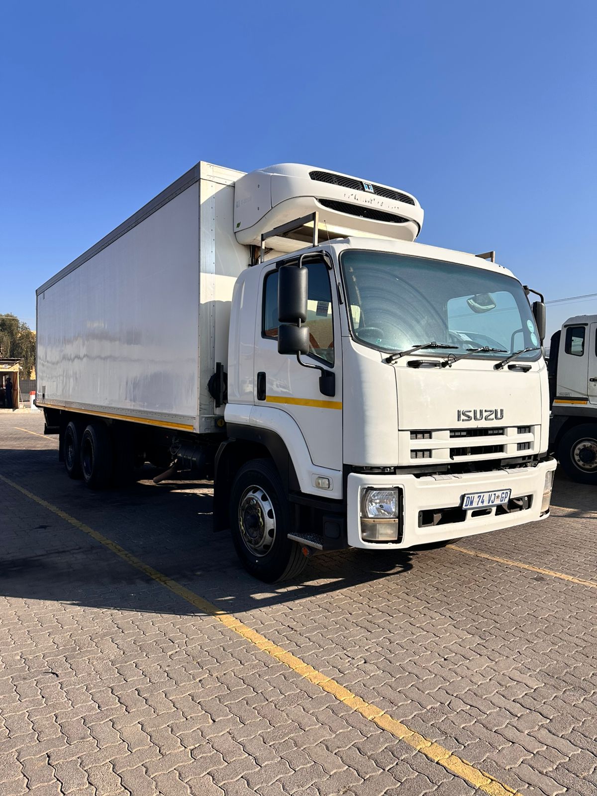 2015 ISUZU FVM1200 FRIDGE TRUCK WITH THERMOKING T-800R (-25 degrees Celsius) 362495KM