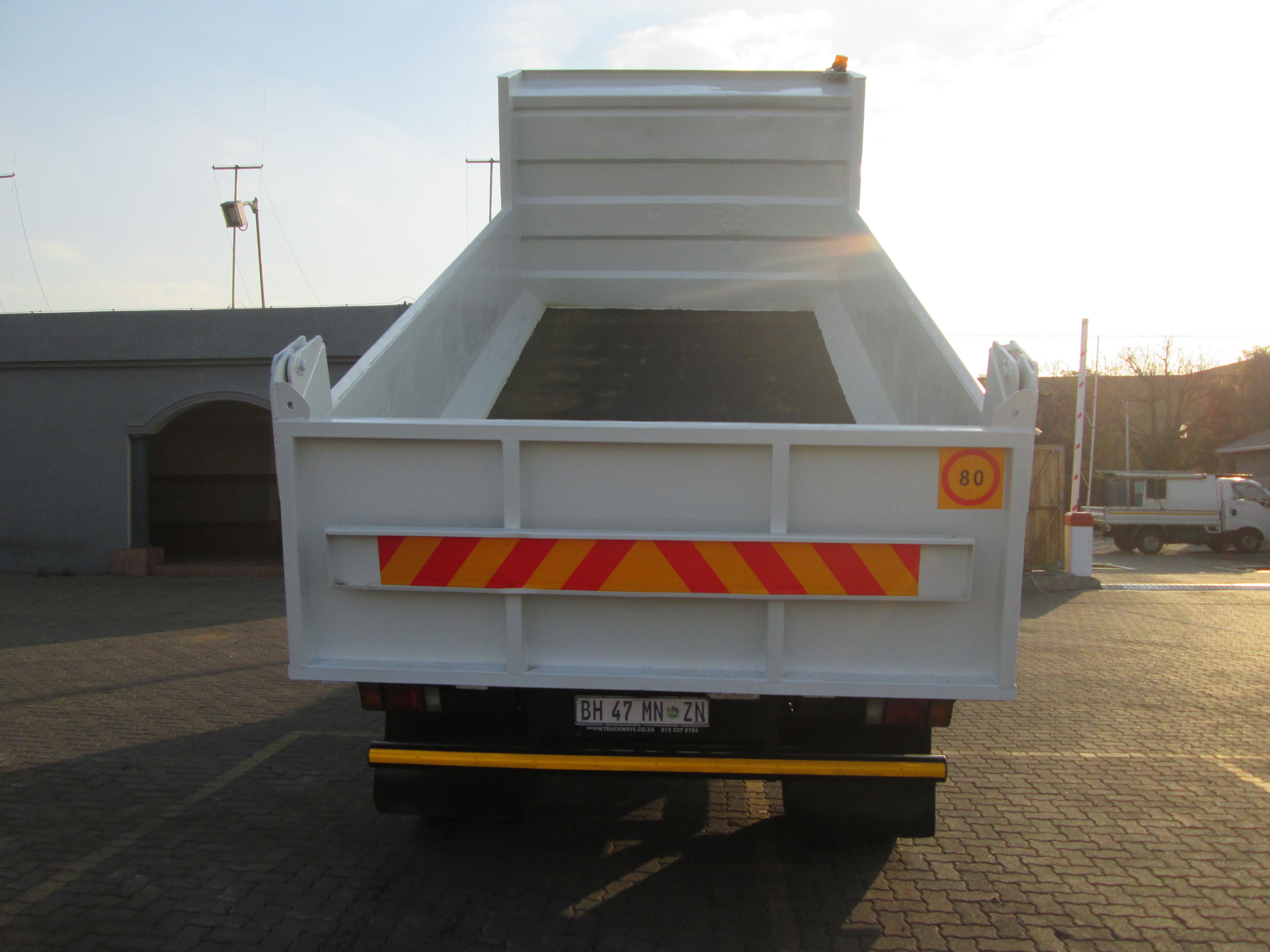 2018 ISUZU FSR800 6CUBE TIPPER 99365KM - Image 7