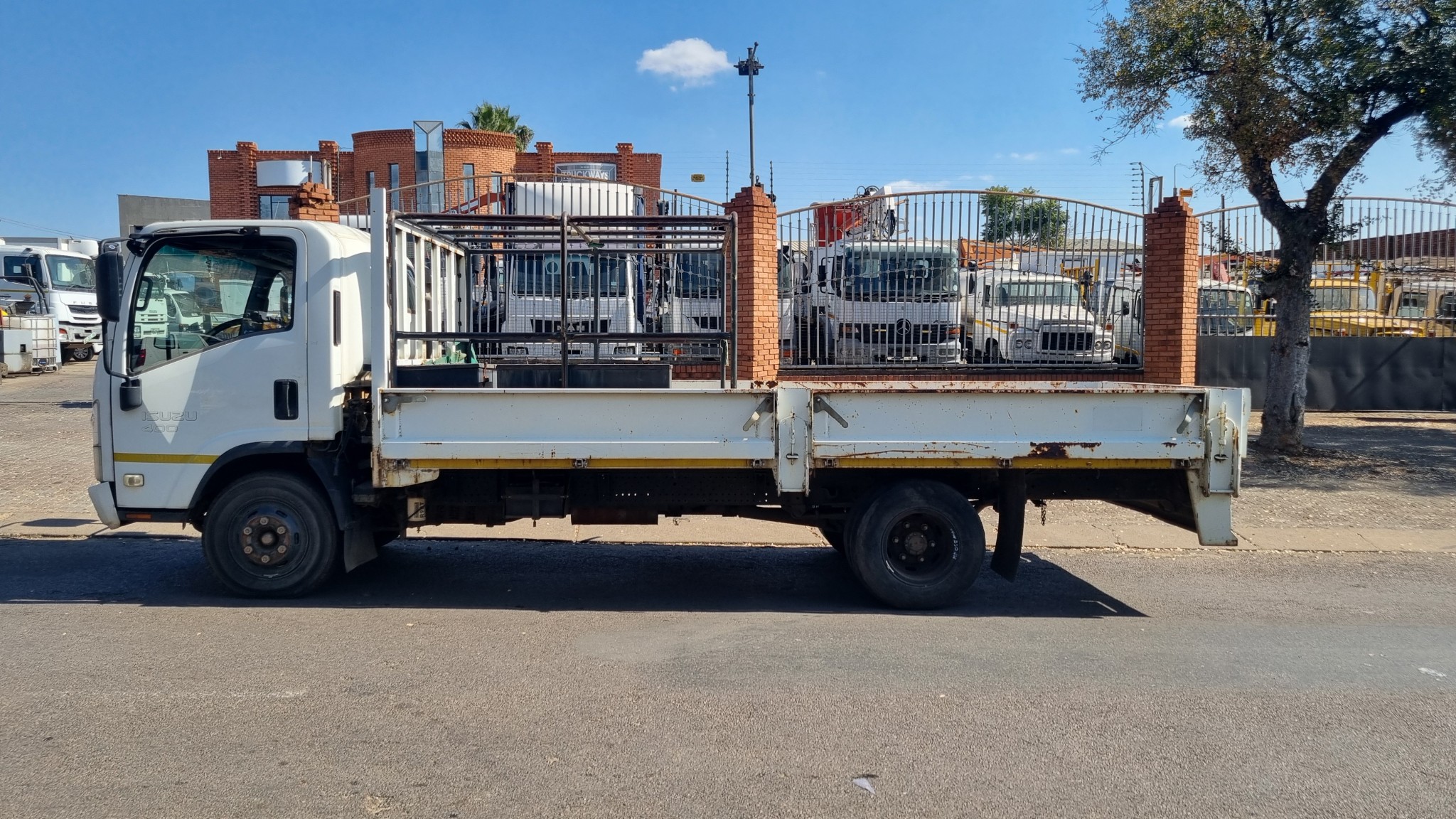 2012 ISUZU NPR400 4TON DROPSIDE BODY TRUCK - Image 5