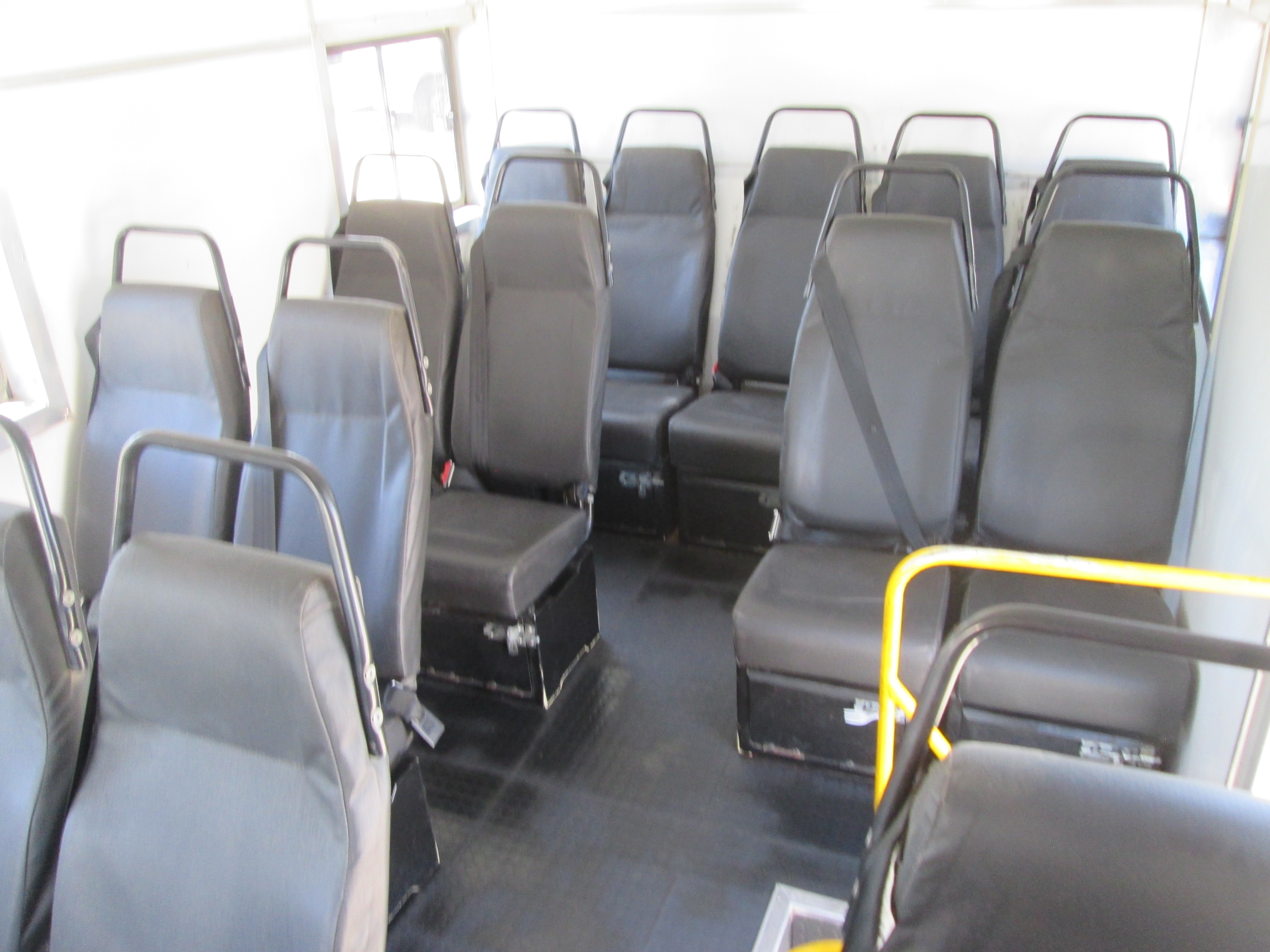 2021 ISUZU FTR850 A SEATER PASSENGER POD FEATURING AN INTEGRATED REAR WORKSTATION, DEDICATED CLIMATE CONTROL, AND EXTERNAL TOOLBOX DRAWERS - 167914KM - Image 9