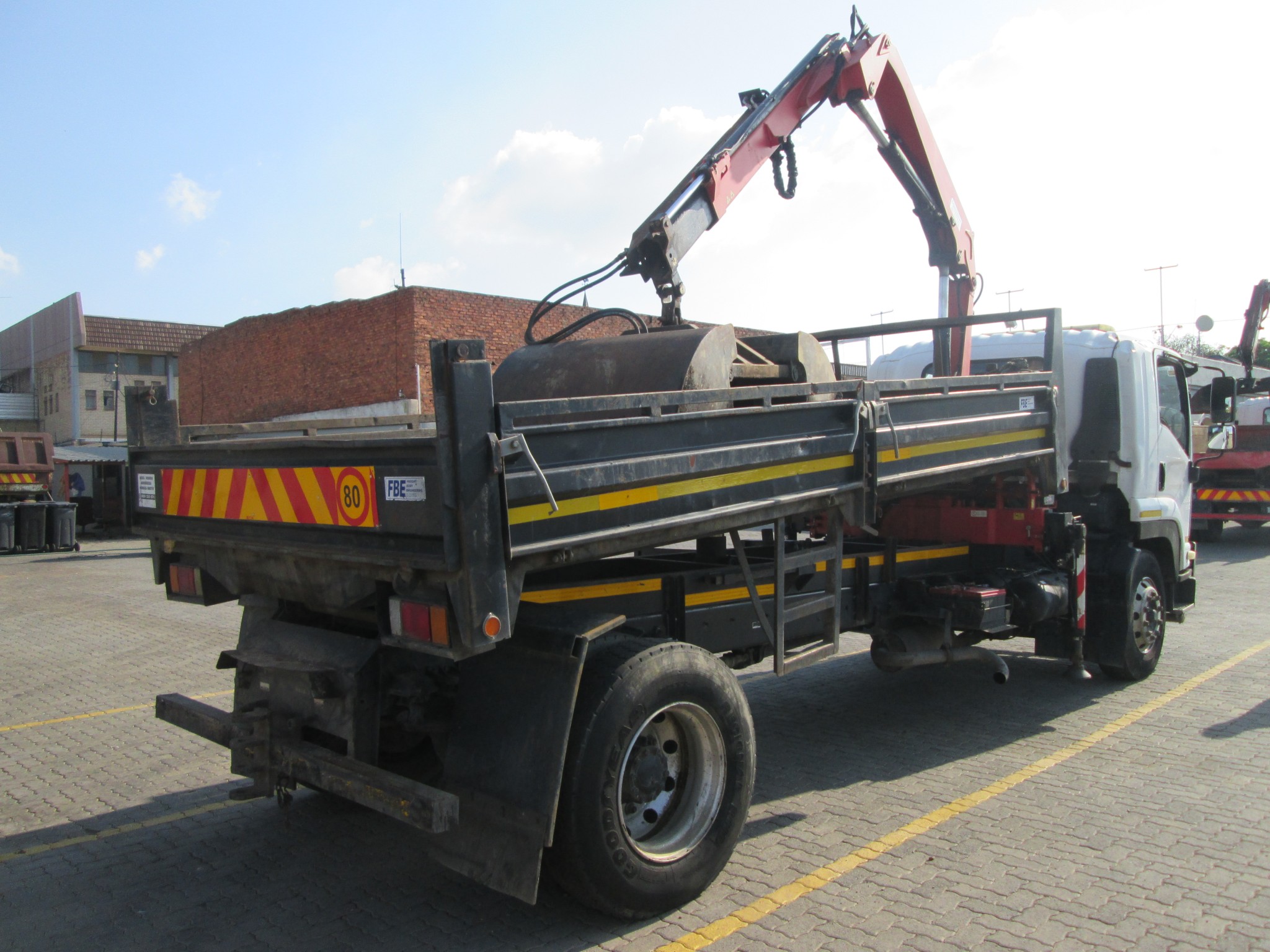2014 ISUZU FTR850 5CUBE TIPPER DROPSIDE BODY WITH FASSI F80 CRANE AND GRAB - Image 7