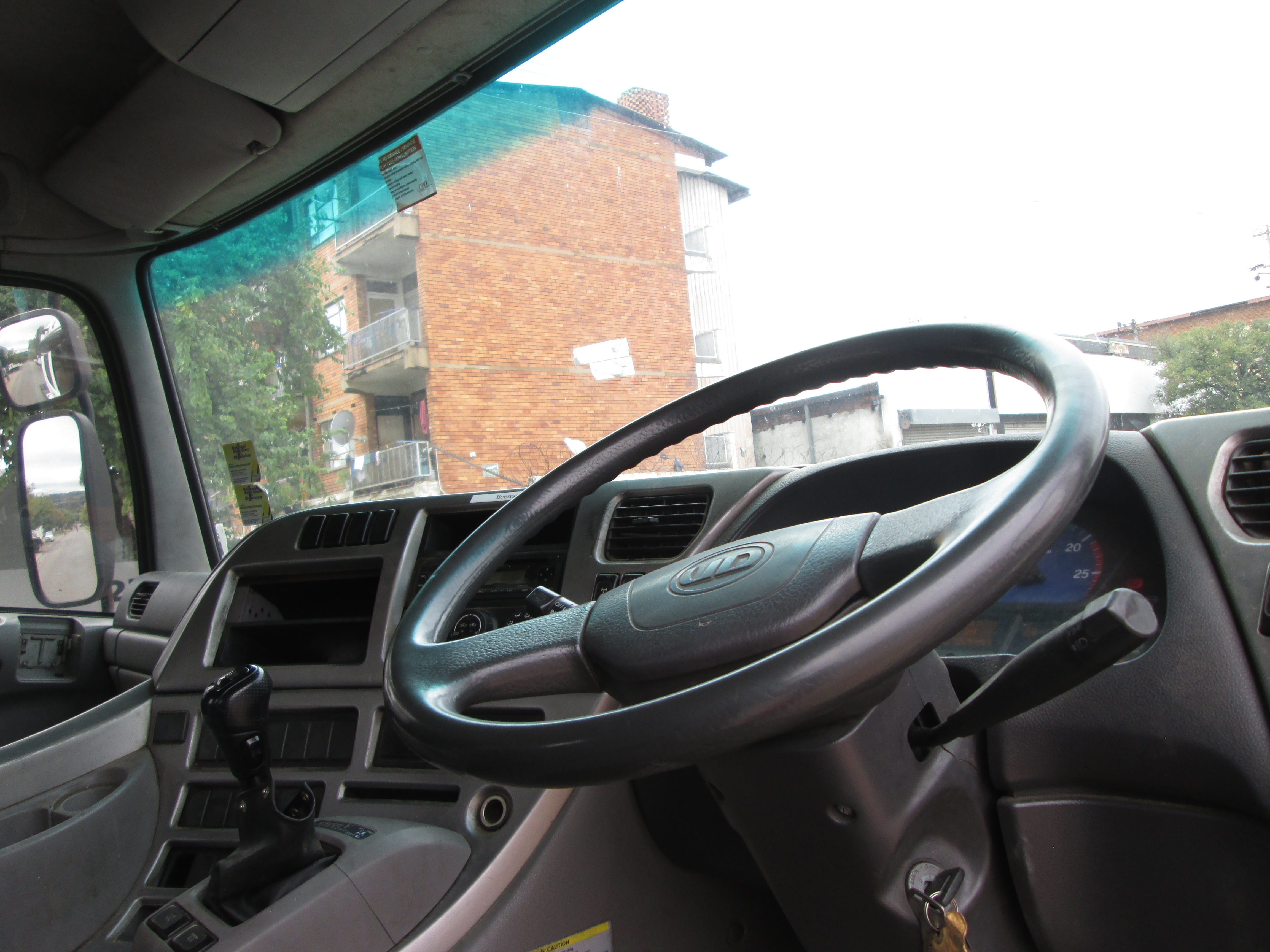 2015 UD QUON GW26-450 TRUCK TRACTOR 263383KM - Image 16