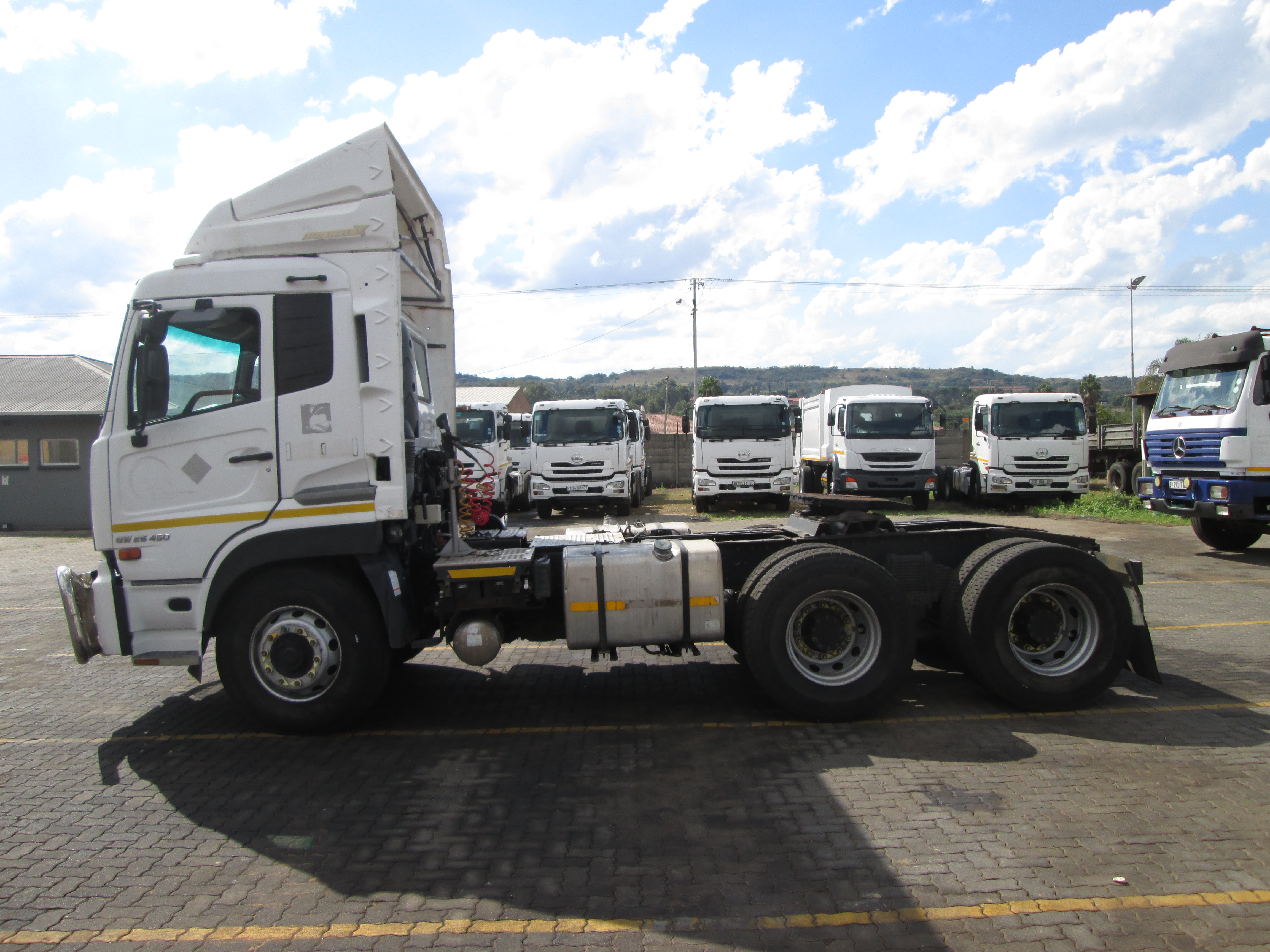 2018 UD QUON GW26-450 TRUCK TRACTOR 406503KM - Image 4