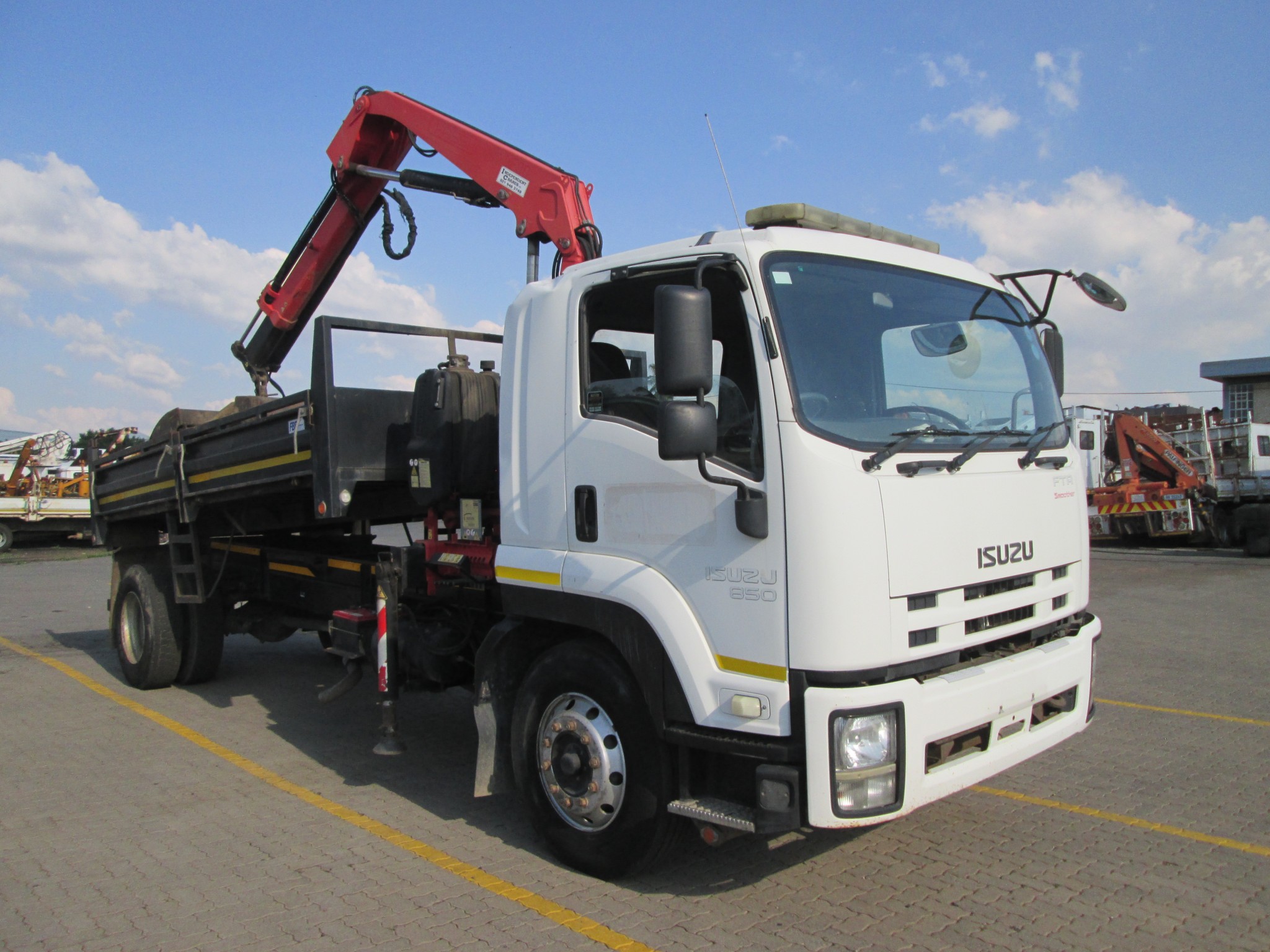 2014 ISUZU FTR850 5CUBE TIPPER DROPSIDE BODY WITH FASSI F80 CRANE AND GRAB - Image 1