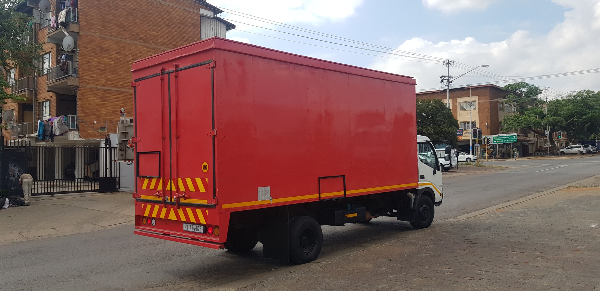 2011 HINO 915 4TON CLOSED BODY TRUCK  - Image 7