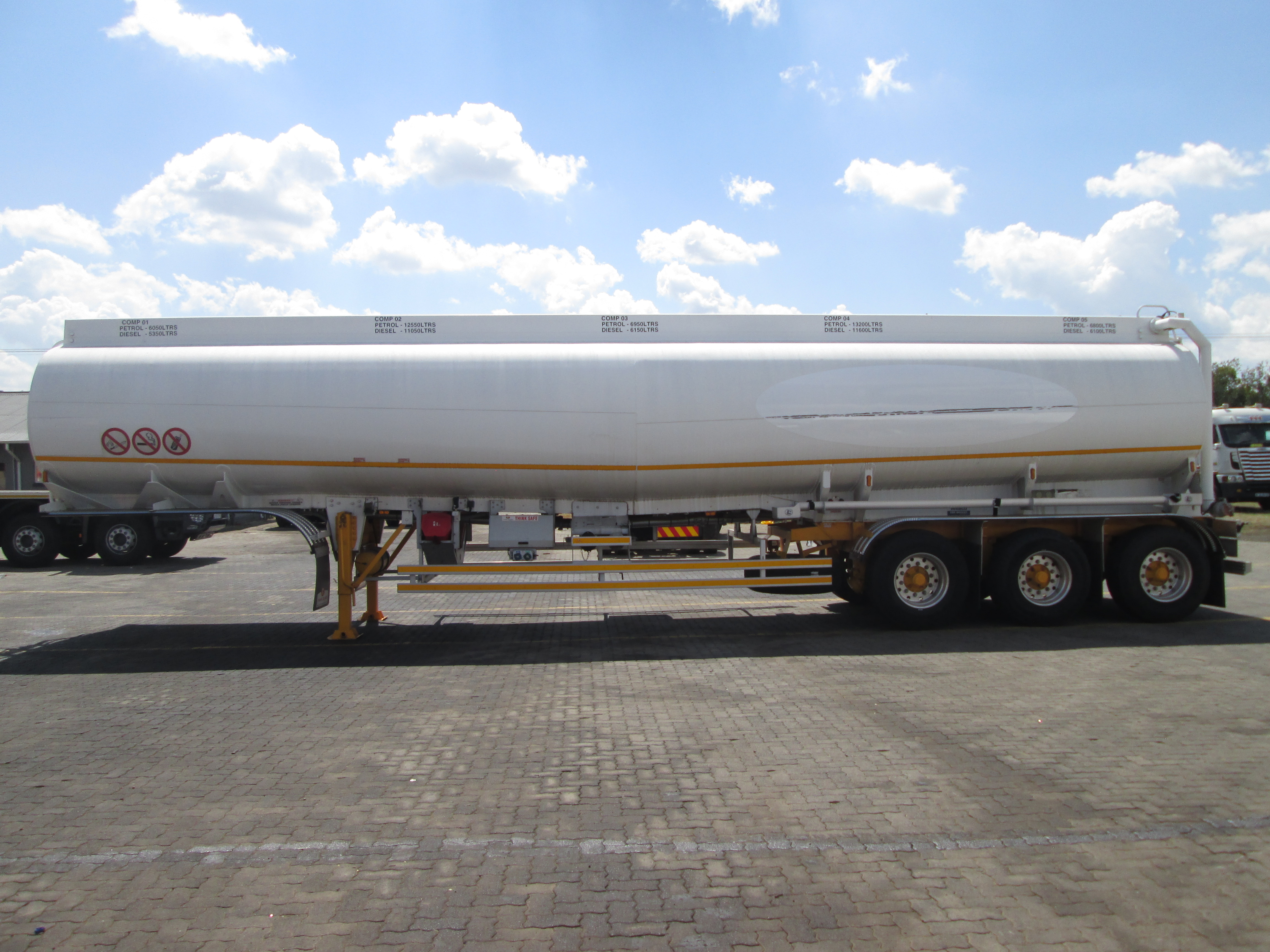 Un-usedTank Clinic 45 000l fuel tanker - Image 5