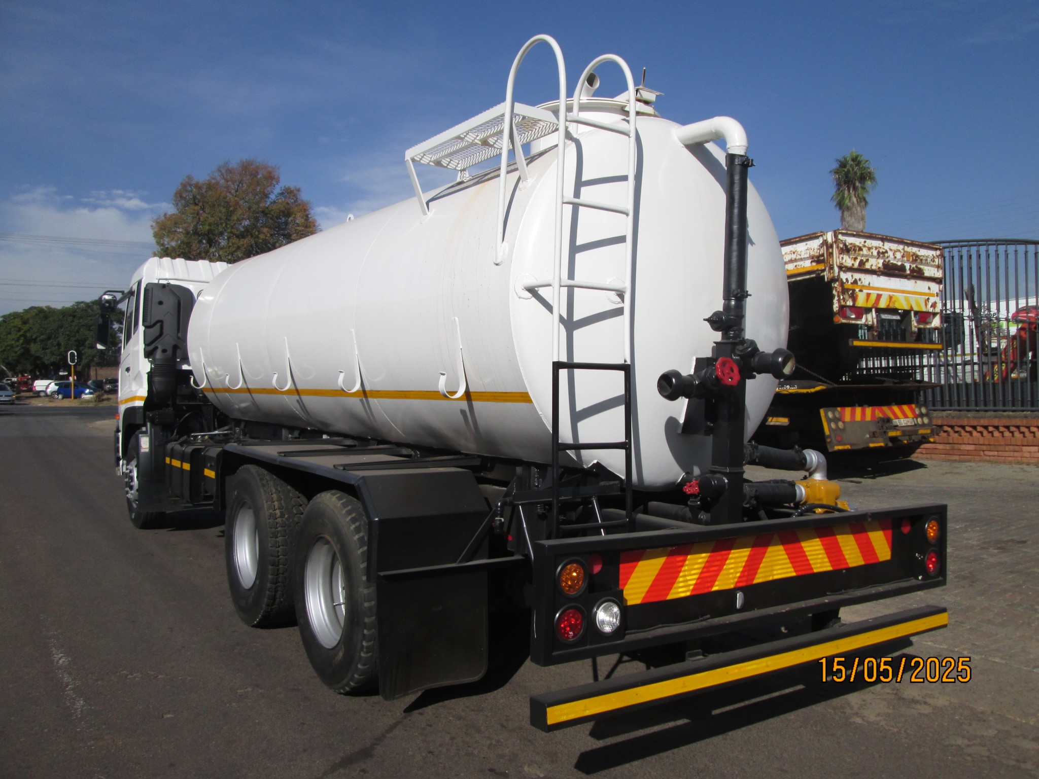 2012 UD330 14000L WATER TANKER - Image 5