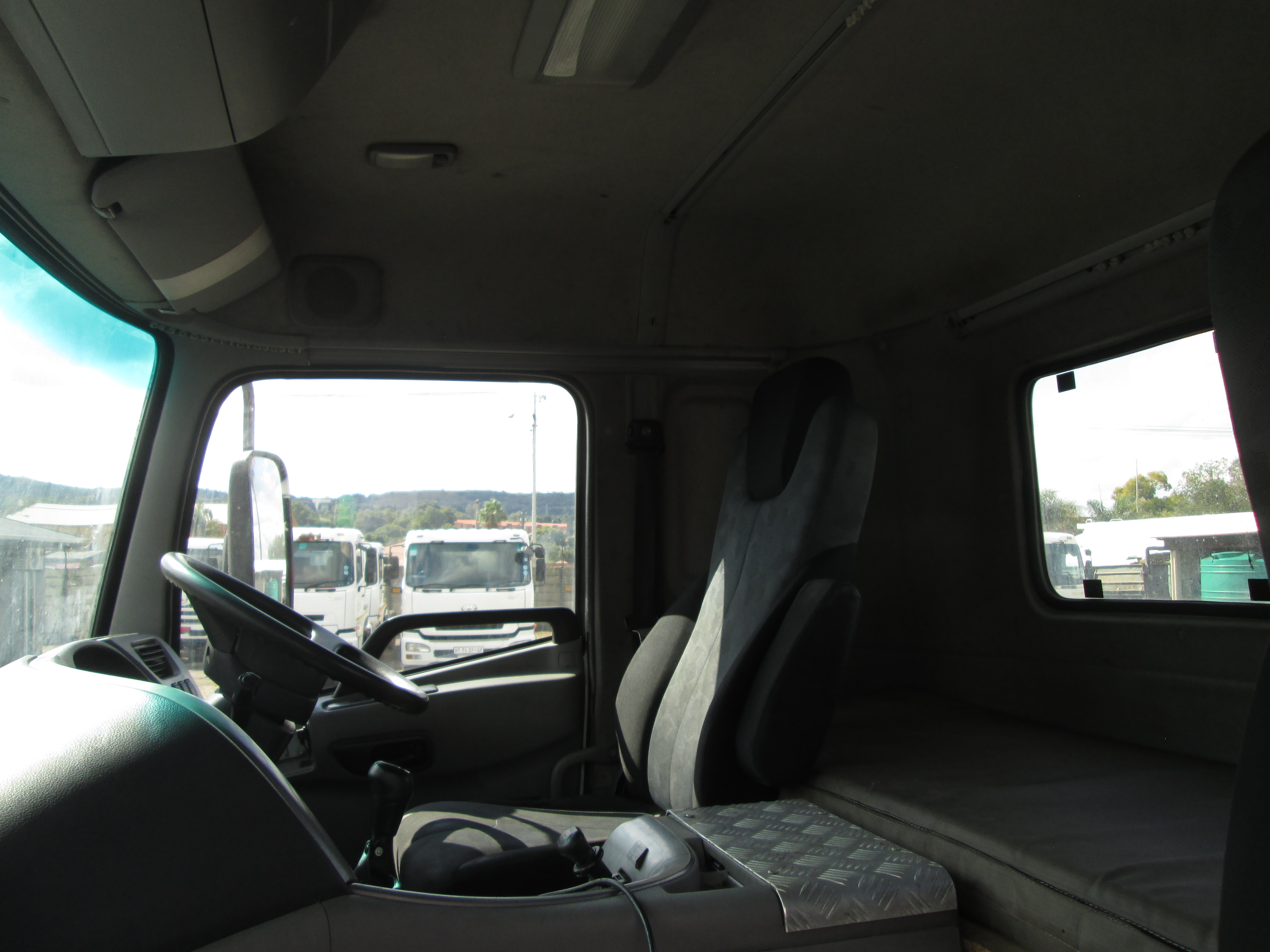 2018 UD QUON GW26-450 TRUCK TRACTOR 406503KM - Image 14