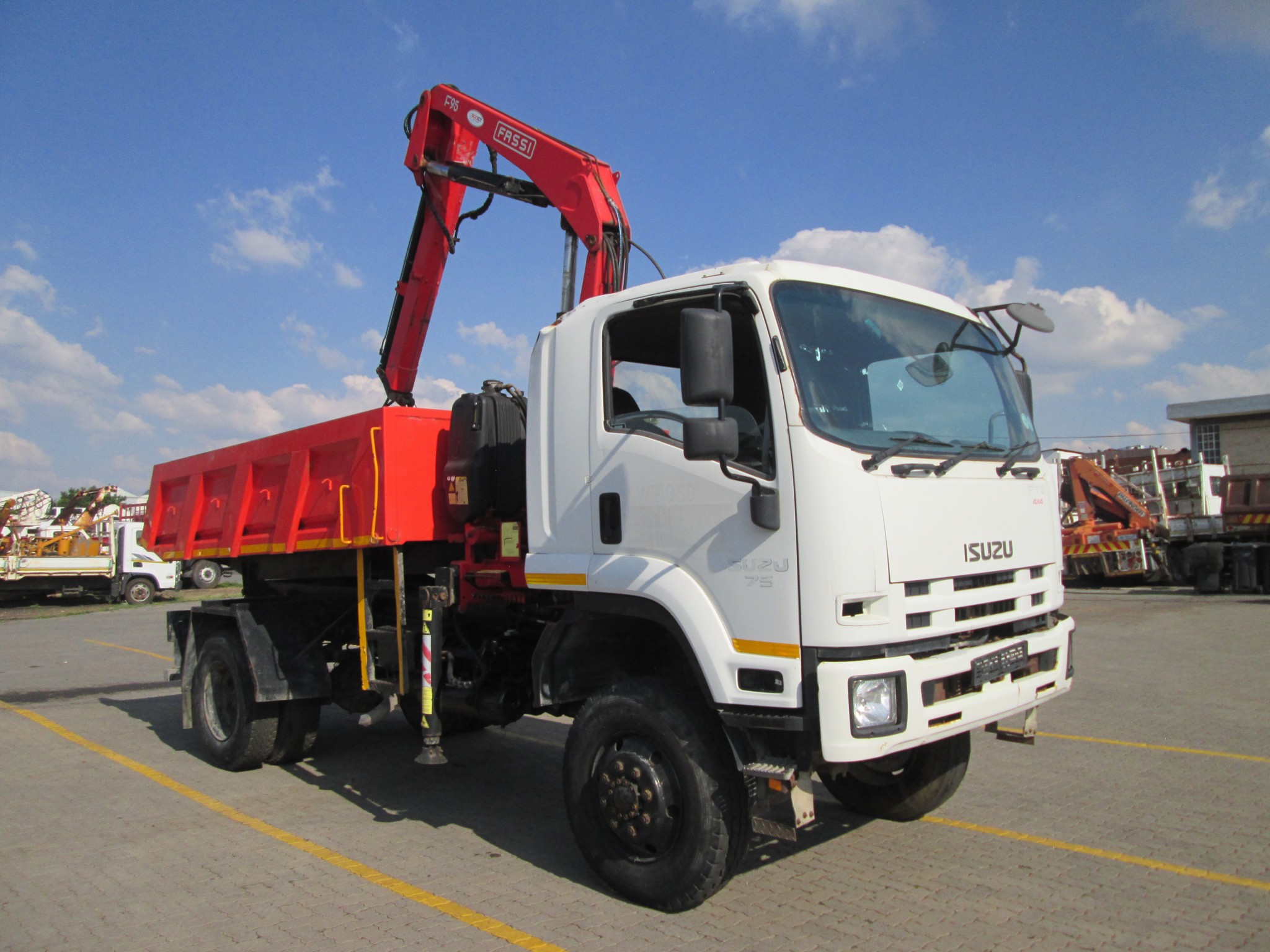 2014 ISUZU FTS 750 4X4 5M³ TIPPER WITH FASSI F95 CRANE & CRAB  - Image 1