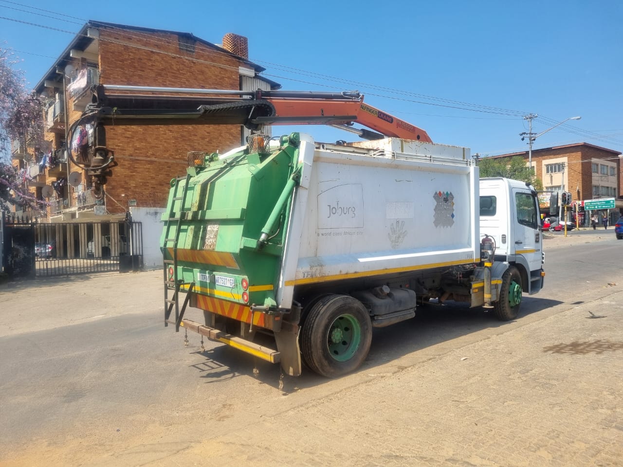 2007 MERCEDES BENZ 1517 COMPACTOR UNIT WITH PK15500 CRANE - Image 4