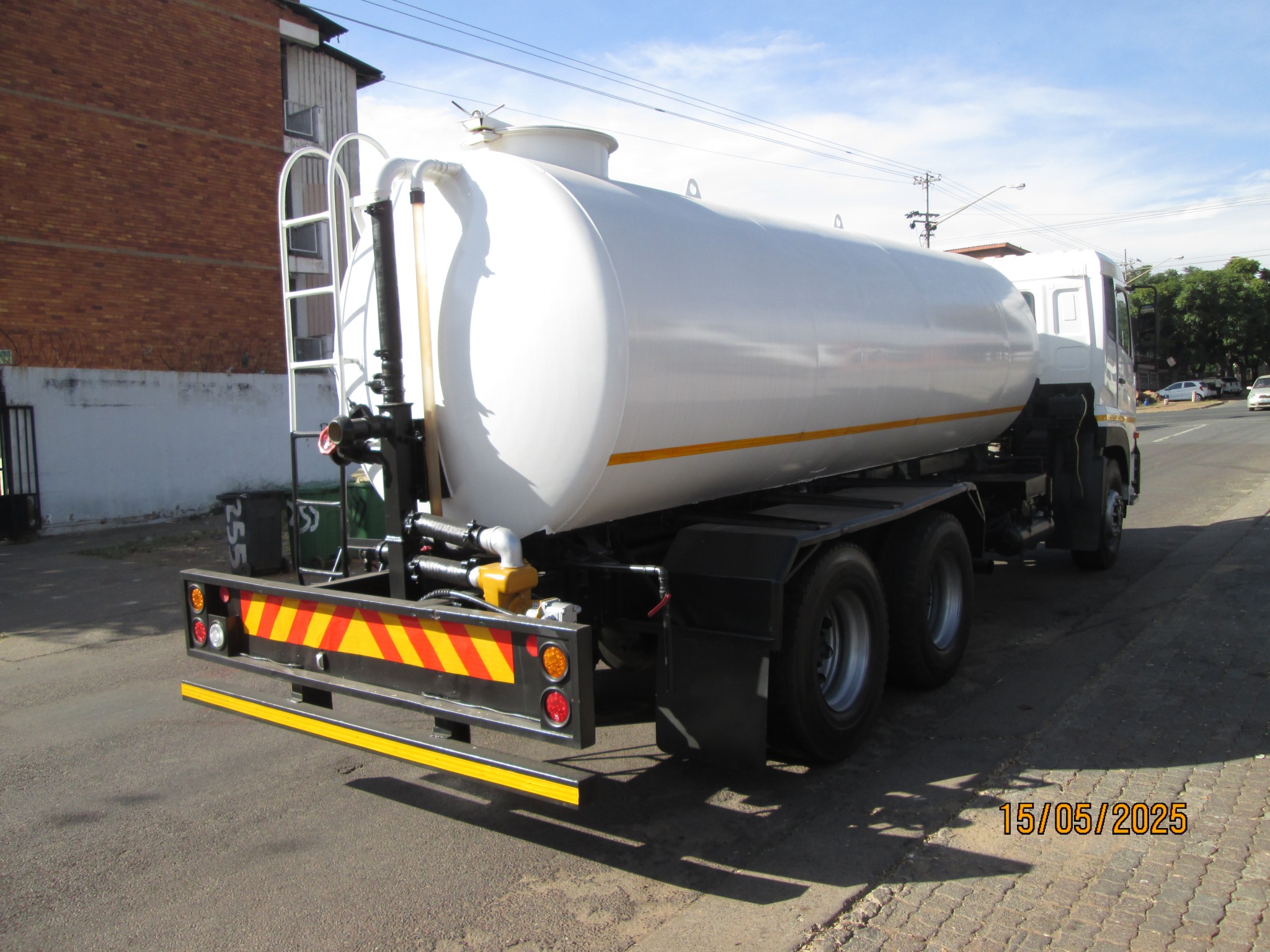 2012 UD330 14000L WATER TANKER - Image 7