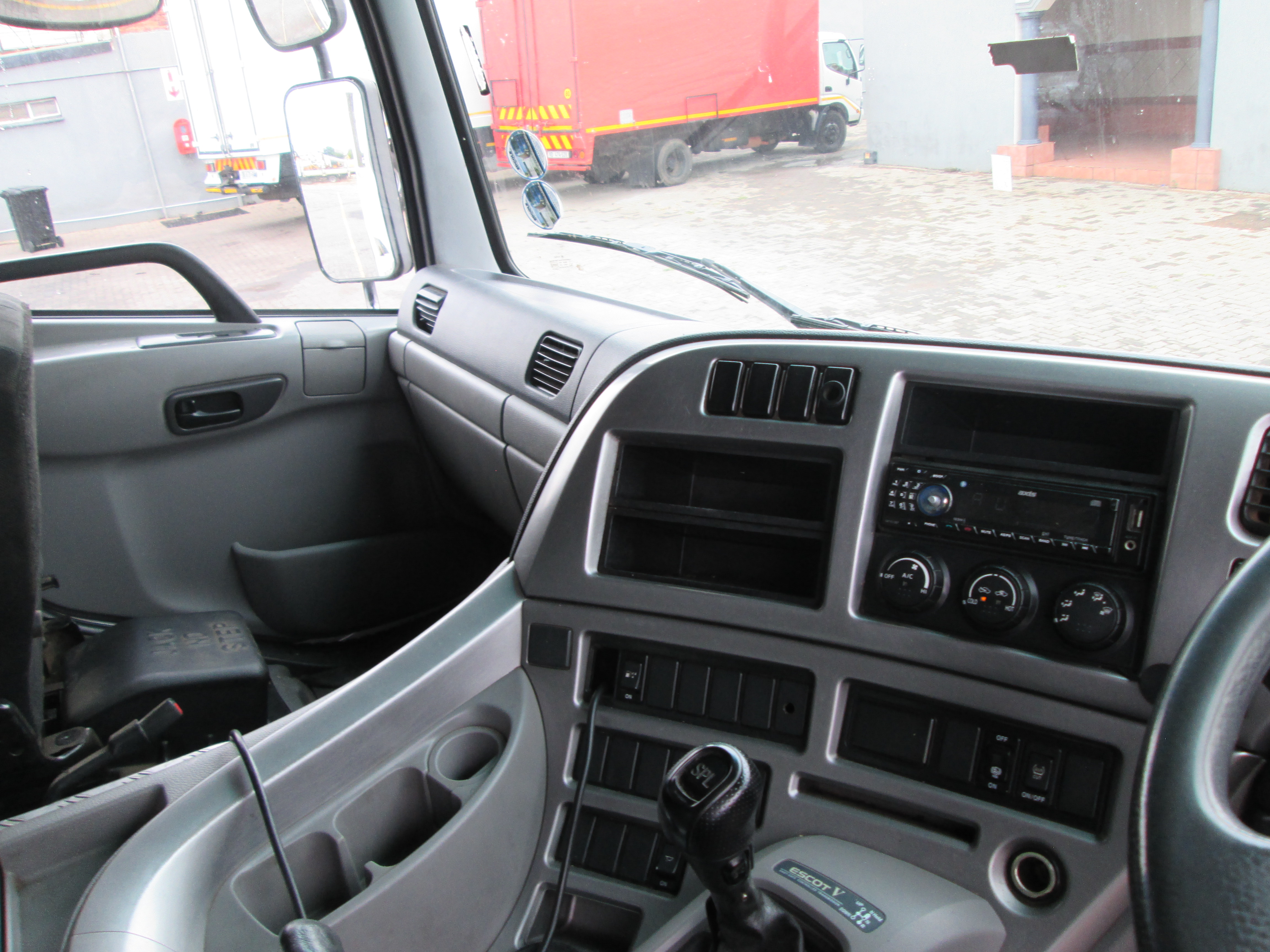2018 UD QUON GW26-450 TRUCK TRACTOR 265596KM - Image 13