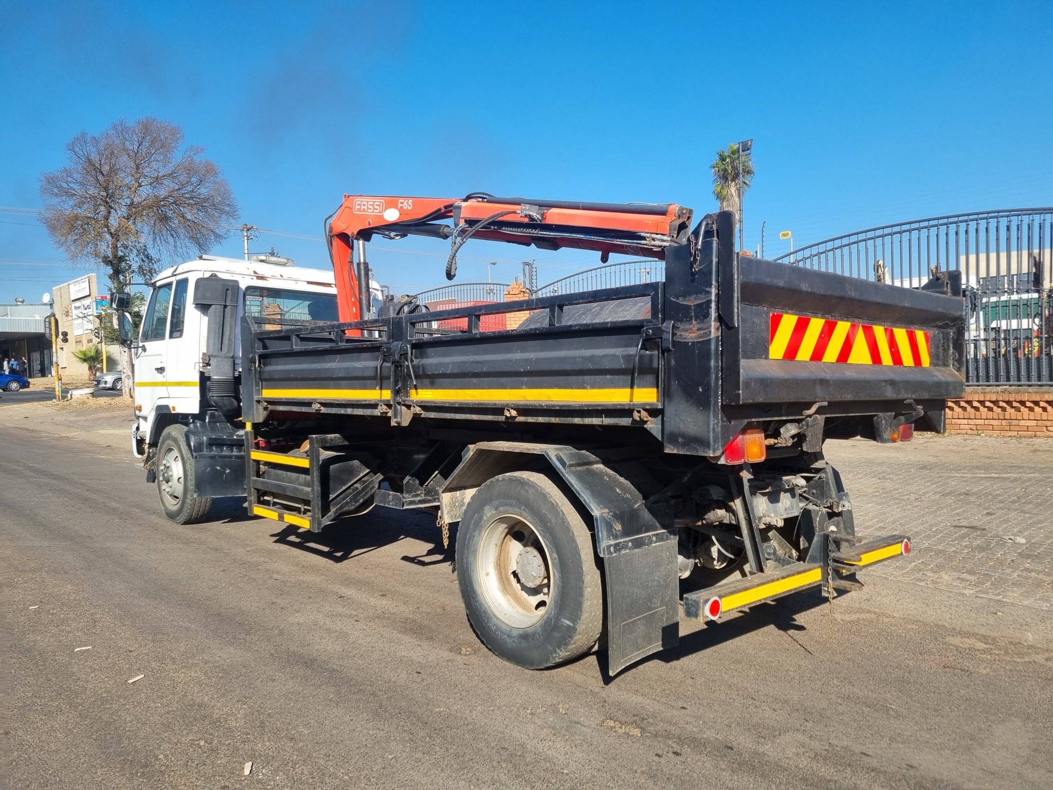 2013 UD80 5CUBE  TIPPER DROPSIDE BODY WITH FASSI F65 CRANE & GRAB - Image 6