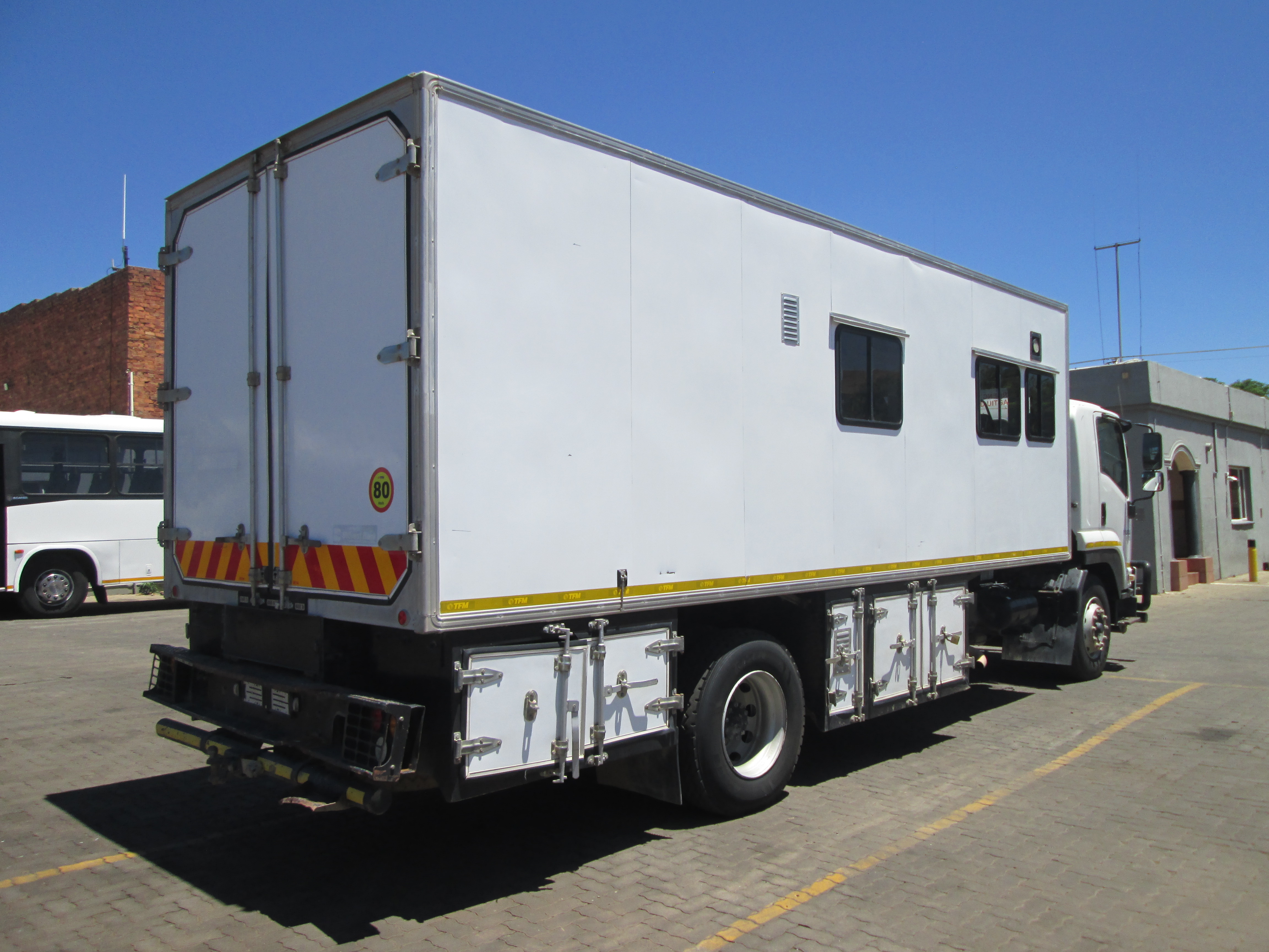 2021 ISUZU FTR850 A SEATER PASSENGER POD FEATURING AN INTEGRATED REAR WORKSTATION, DEDICATED CLIMATE CONTROL, AND EXTERNAL TOOLBOX DRAWERS - 167914KM - Image 20