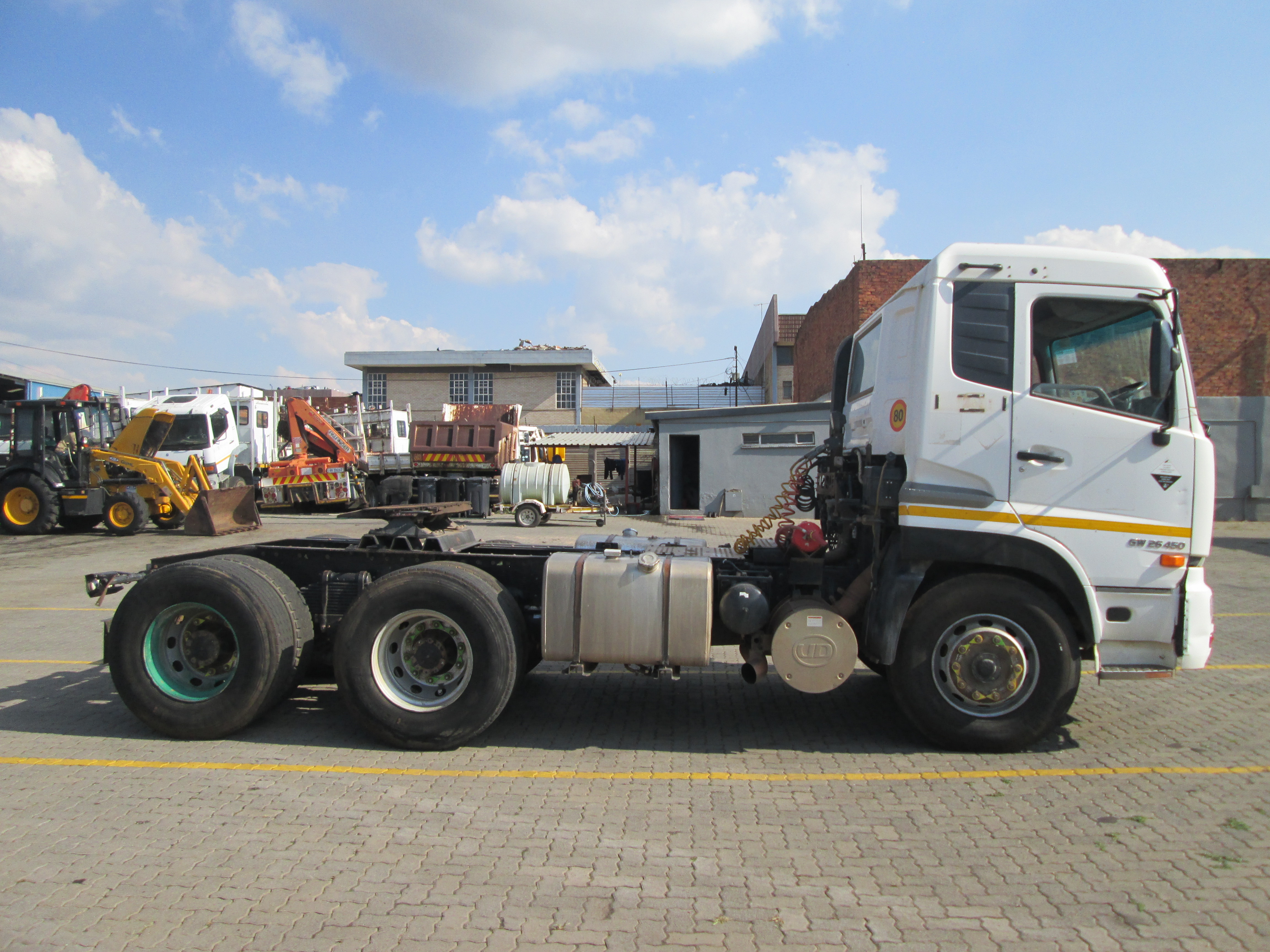 2015 UD QUON GW26-450 TRUCK TRACTOR 125605KM - Image 8