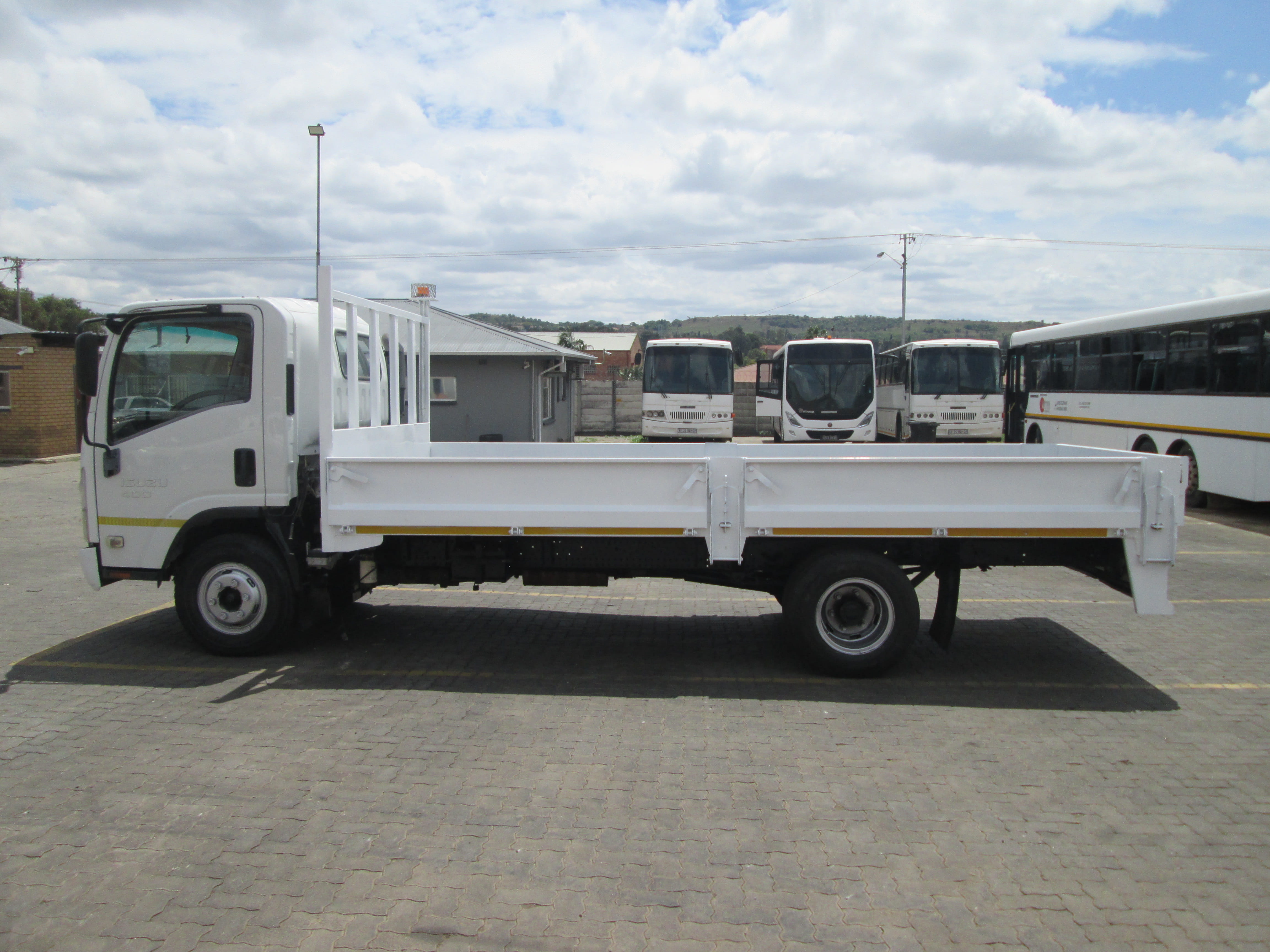 2012 ISUZU NPR400 4TON DROPSIDE BODY TRUCK 98064KM - Image 4