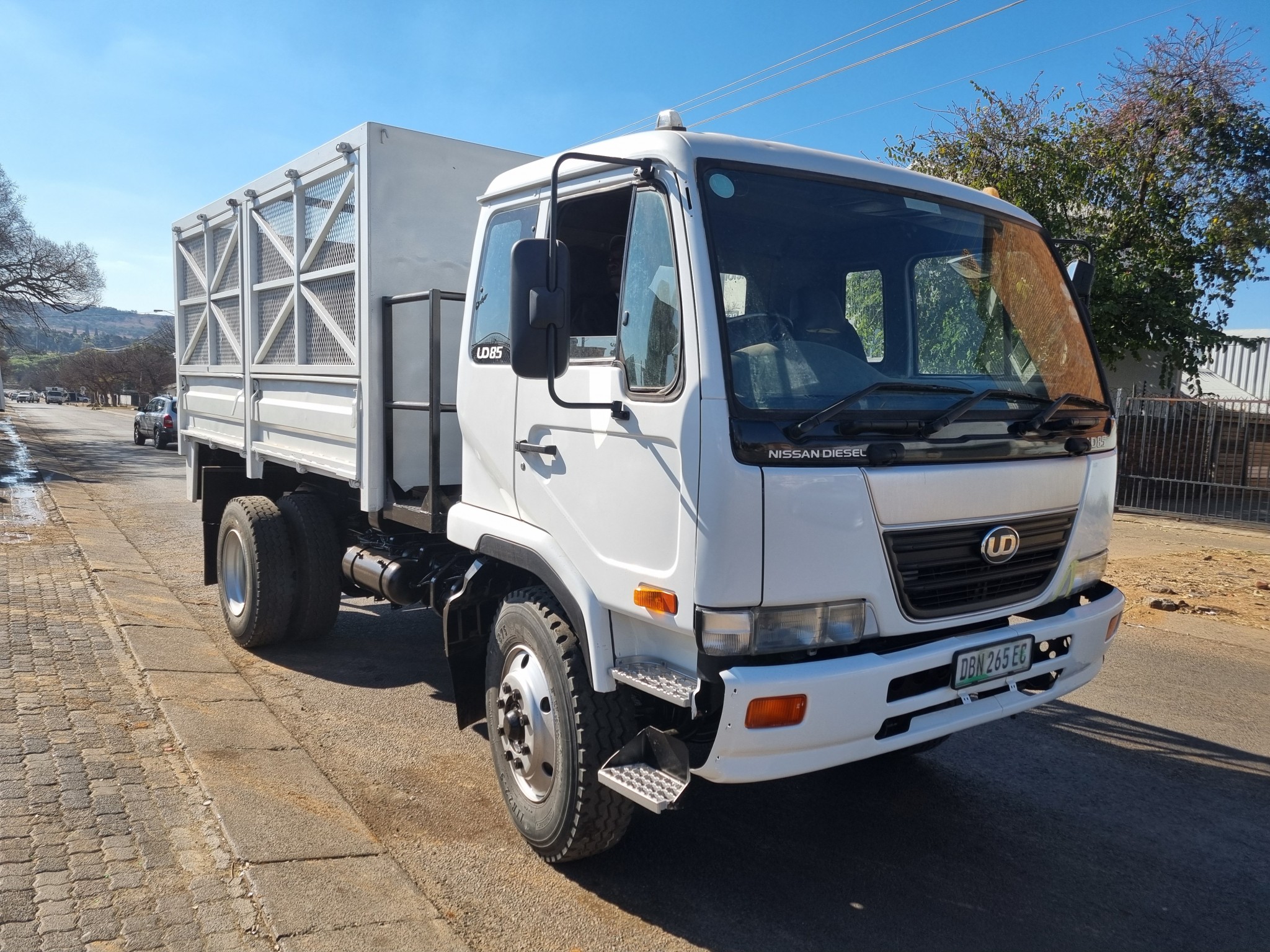 2003 UD85 8TON HIGH SIDES SIDE TIPPER