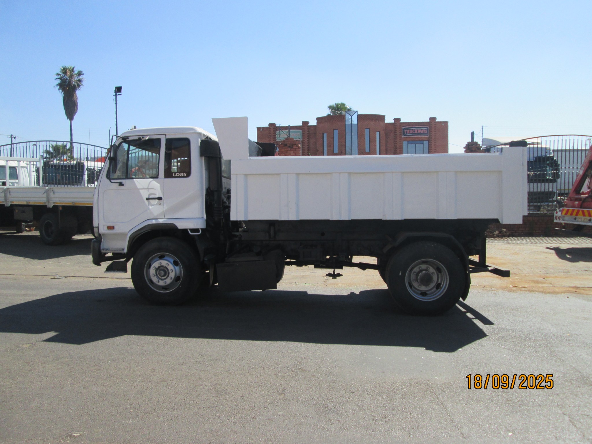 2004 UD85 6CUBE TIPPER - Image 4