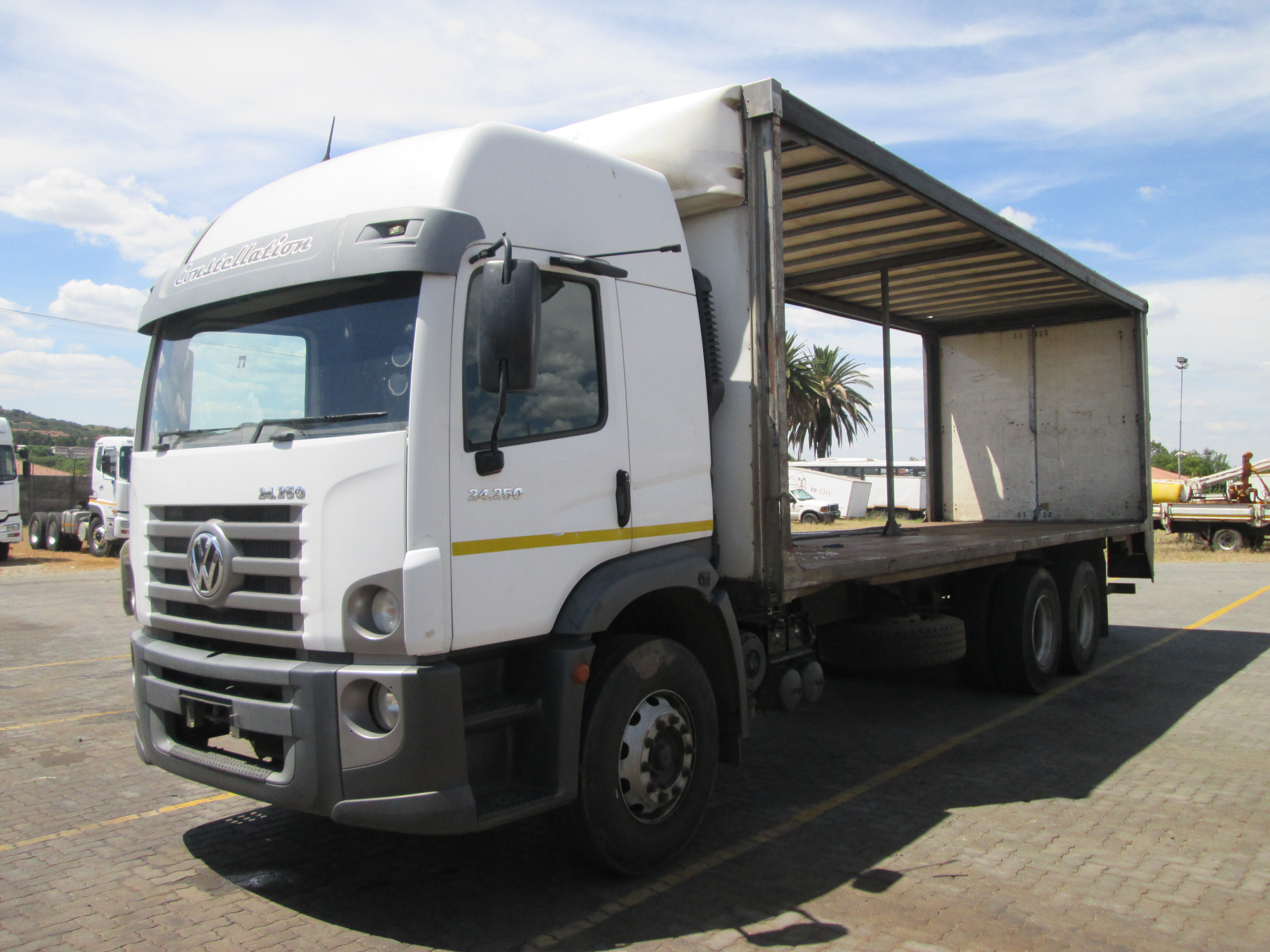 2016 VW CONSTELLATION 24.250 12TON CURTAIN SIDES - 292437KM - Image 3