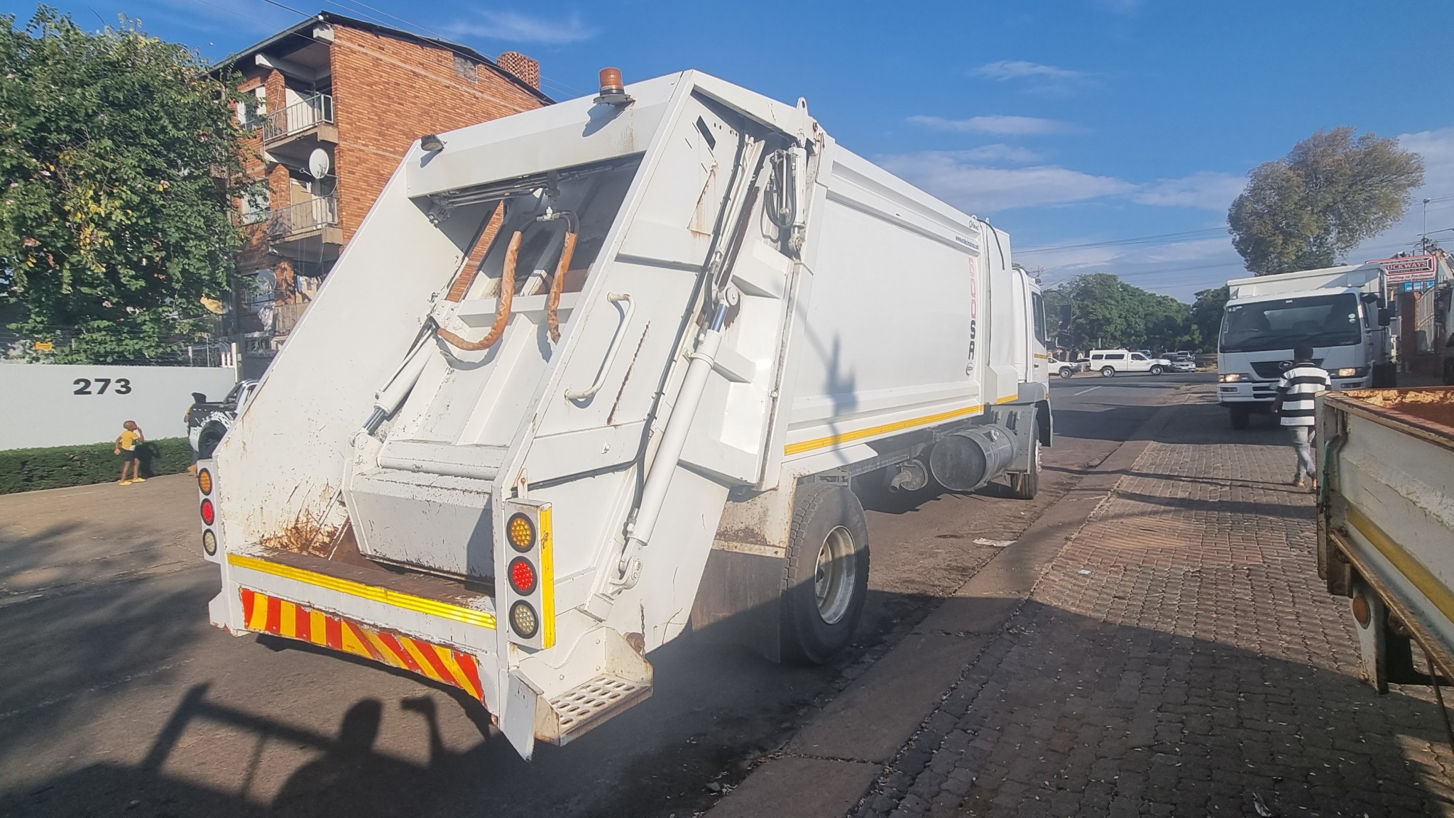 2018 FUSO FJ16-230 12 CUBE COMPACTOR - Image 8