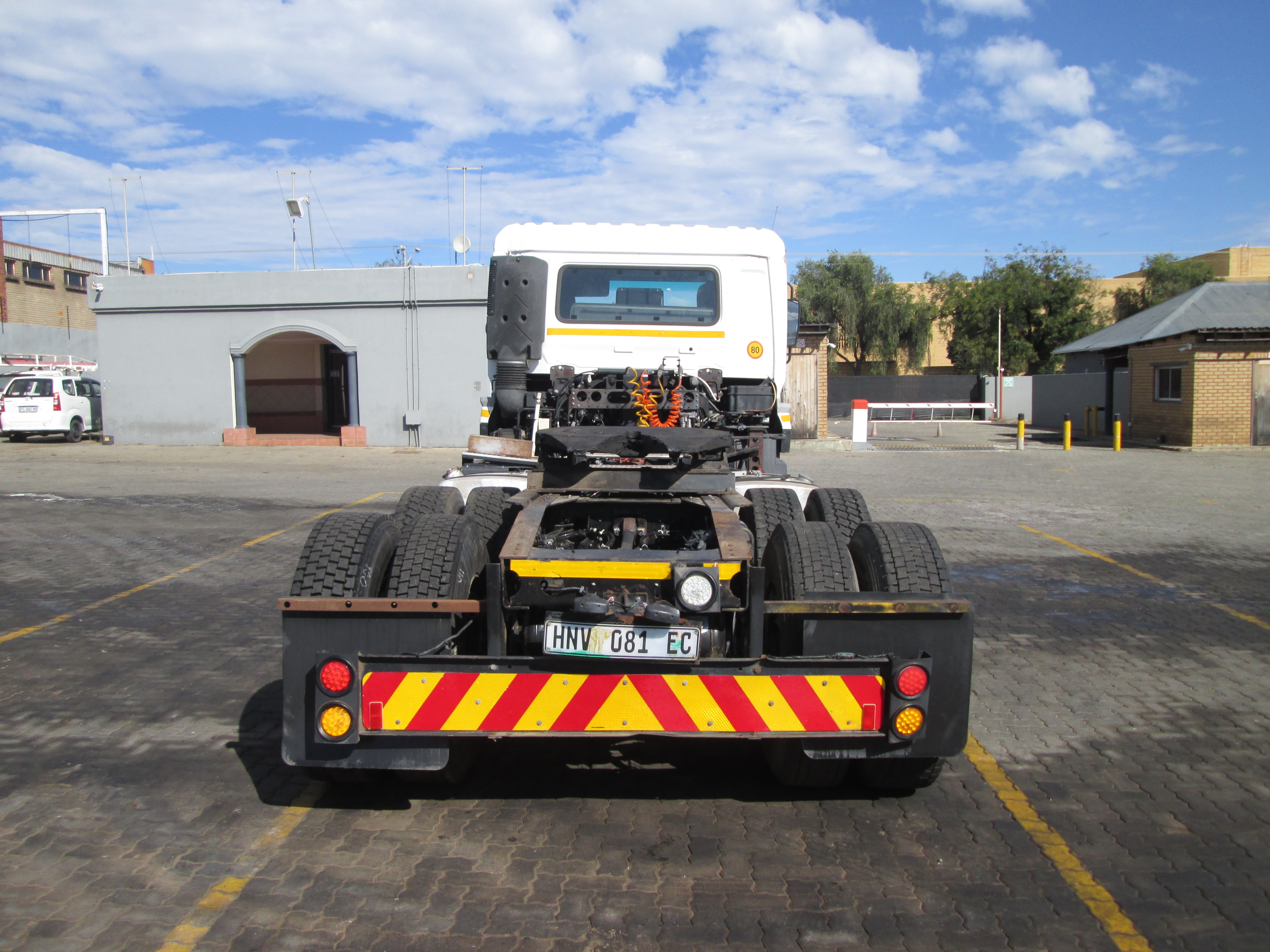 2015 UD QUON GW26-450 TRUCK TRACTOR 294538KM - Image 6