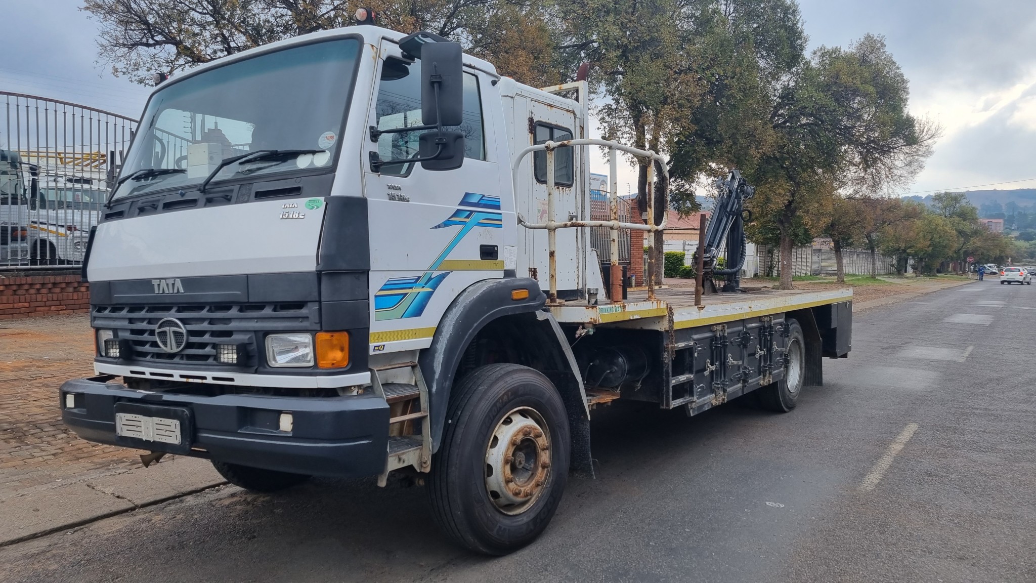 2010 TATA 1518c  8TON FLATDECK WITH 033T HIAB CRANE - Image 4