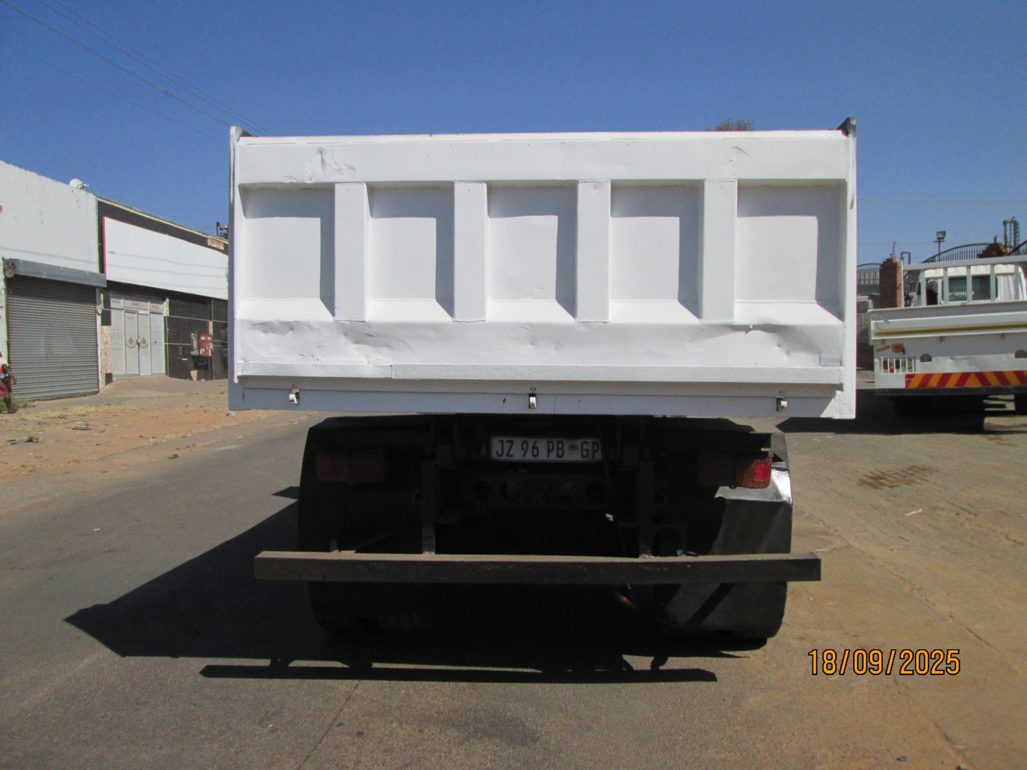 2004 UD85 6CUBE TIPPER - Image 6