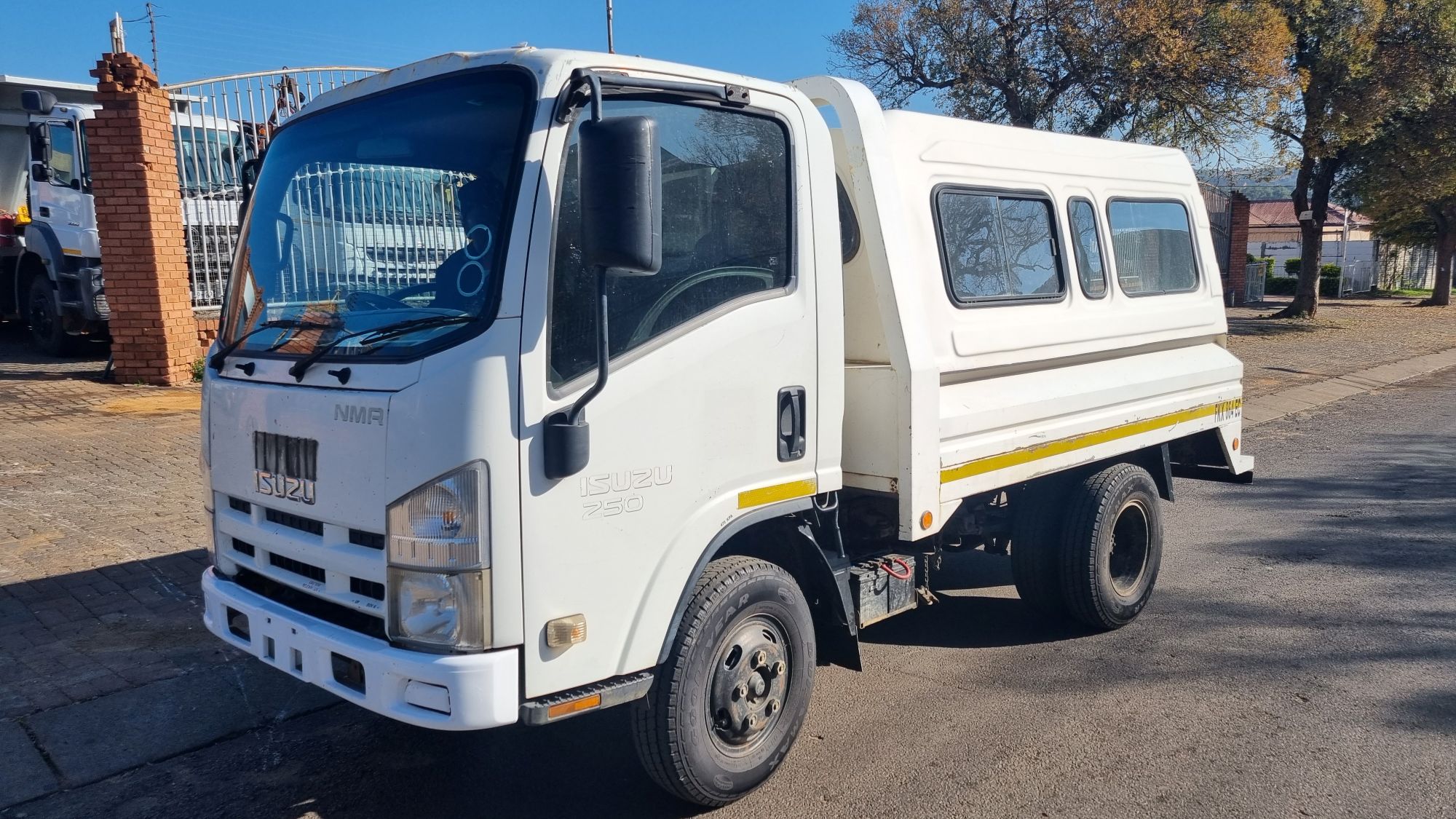 2010 ISUZU NMR250 WITH CANOPY  - Image 3