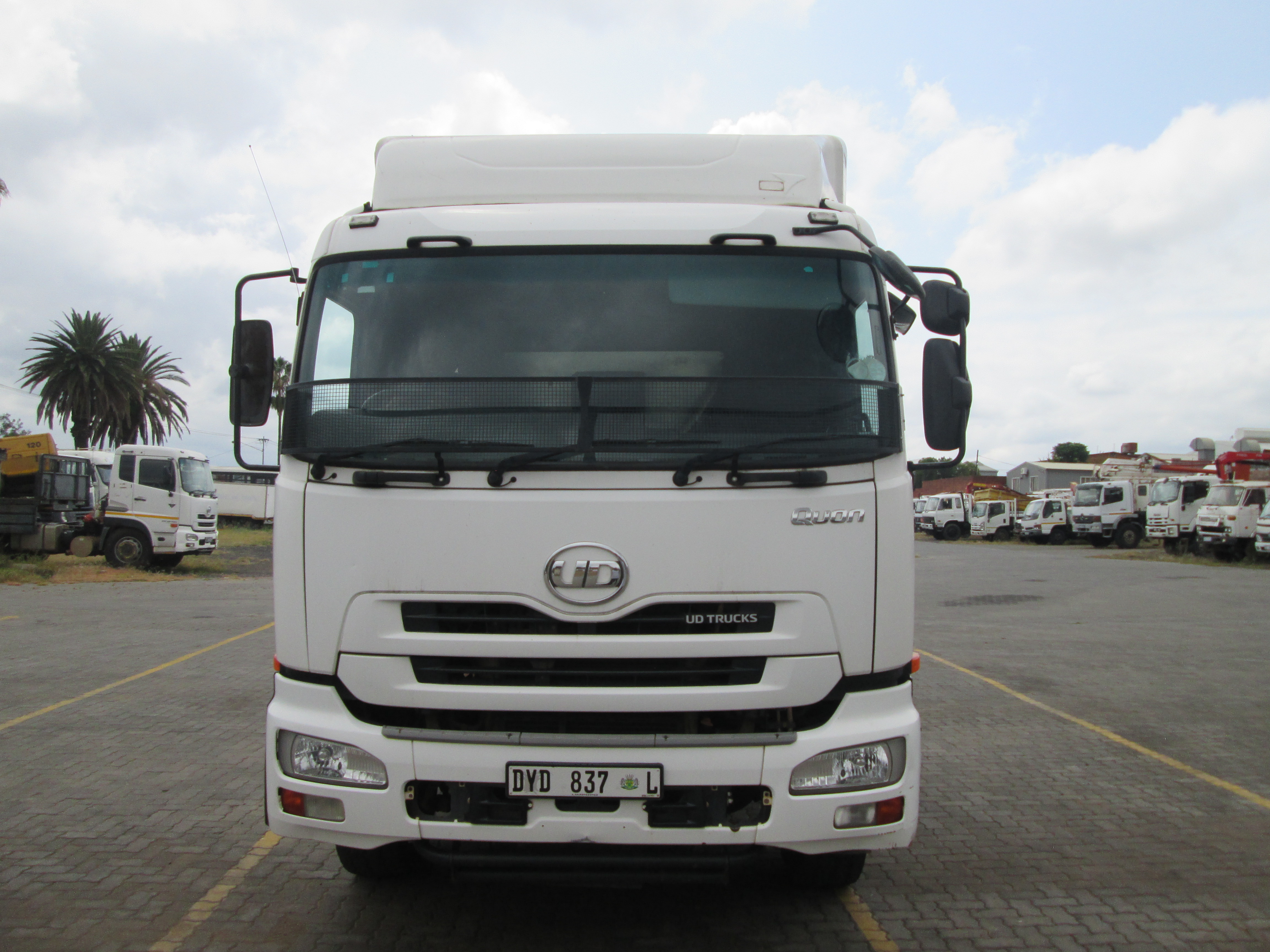 2018 UD QUON GW26-450 TRUCK TRACTOR 304005KM - Image 2