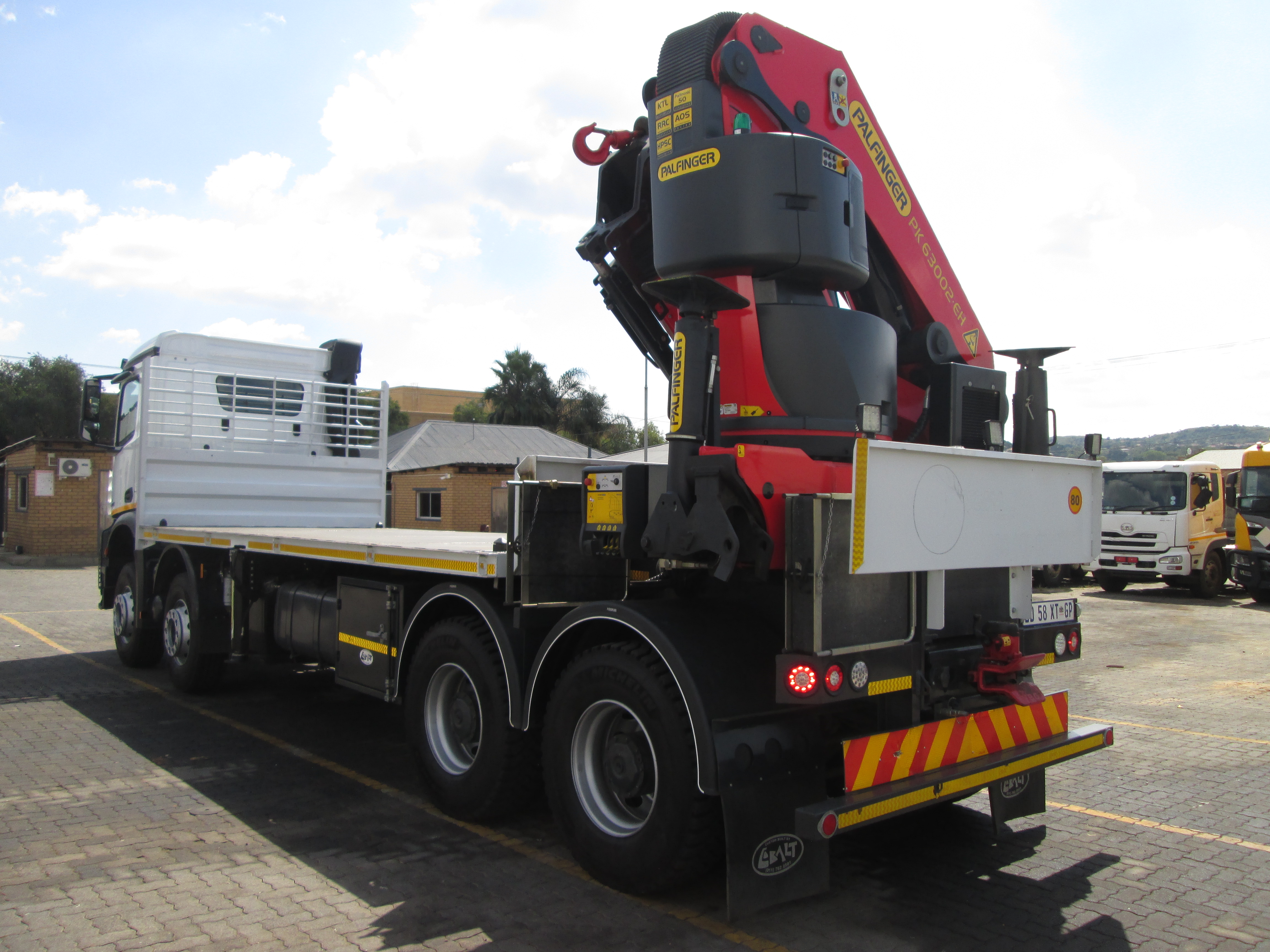 2023 Mercedes Benz AROCS 4152 Twin steer 8x4 flat deck Equipped with rear mount PK63002 EH crane - Image 9
