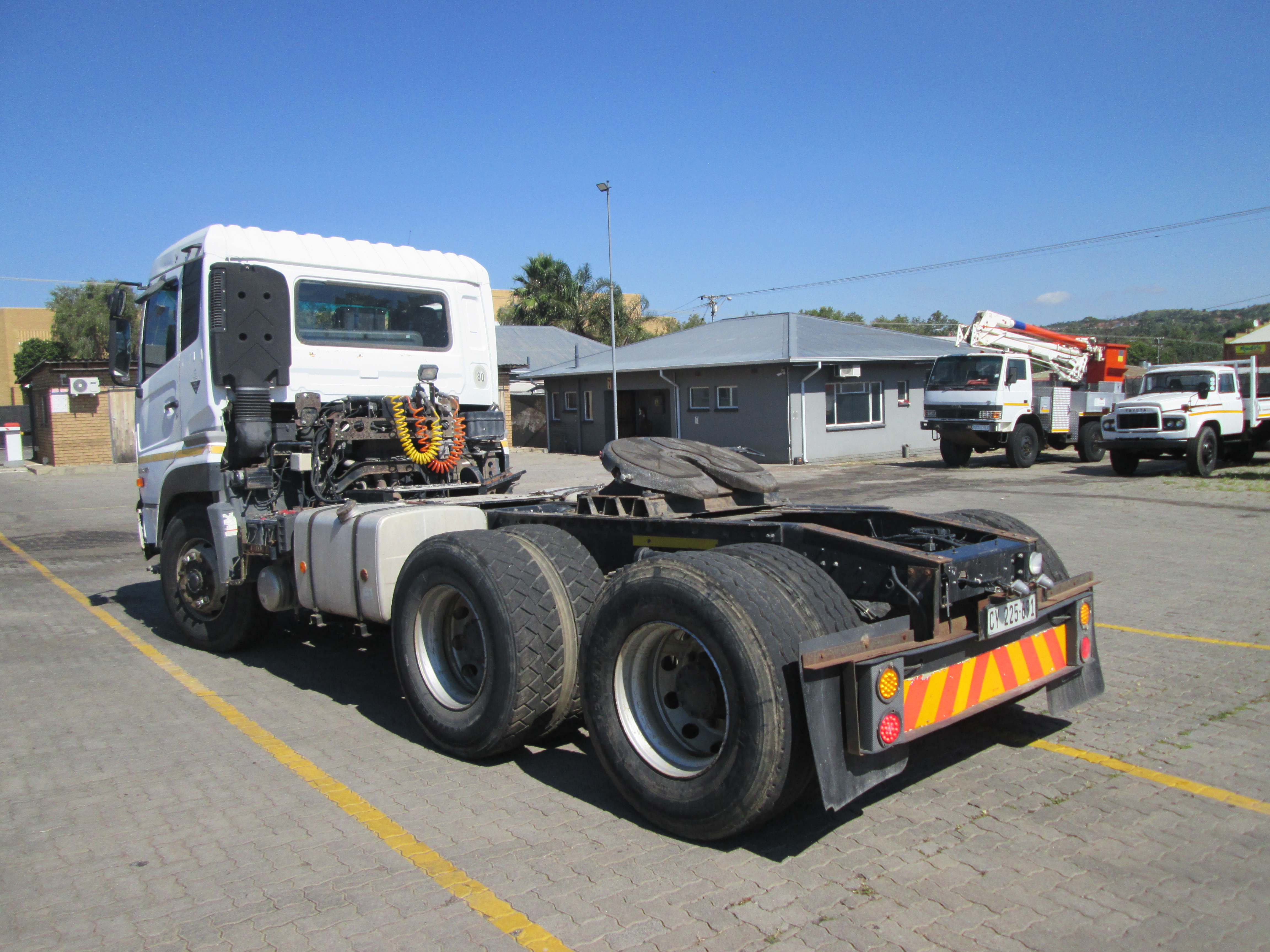 2015 UD QUON GW26-450 TRUCK TRACTOR 309996 KM - Image 5