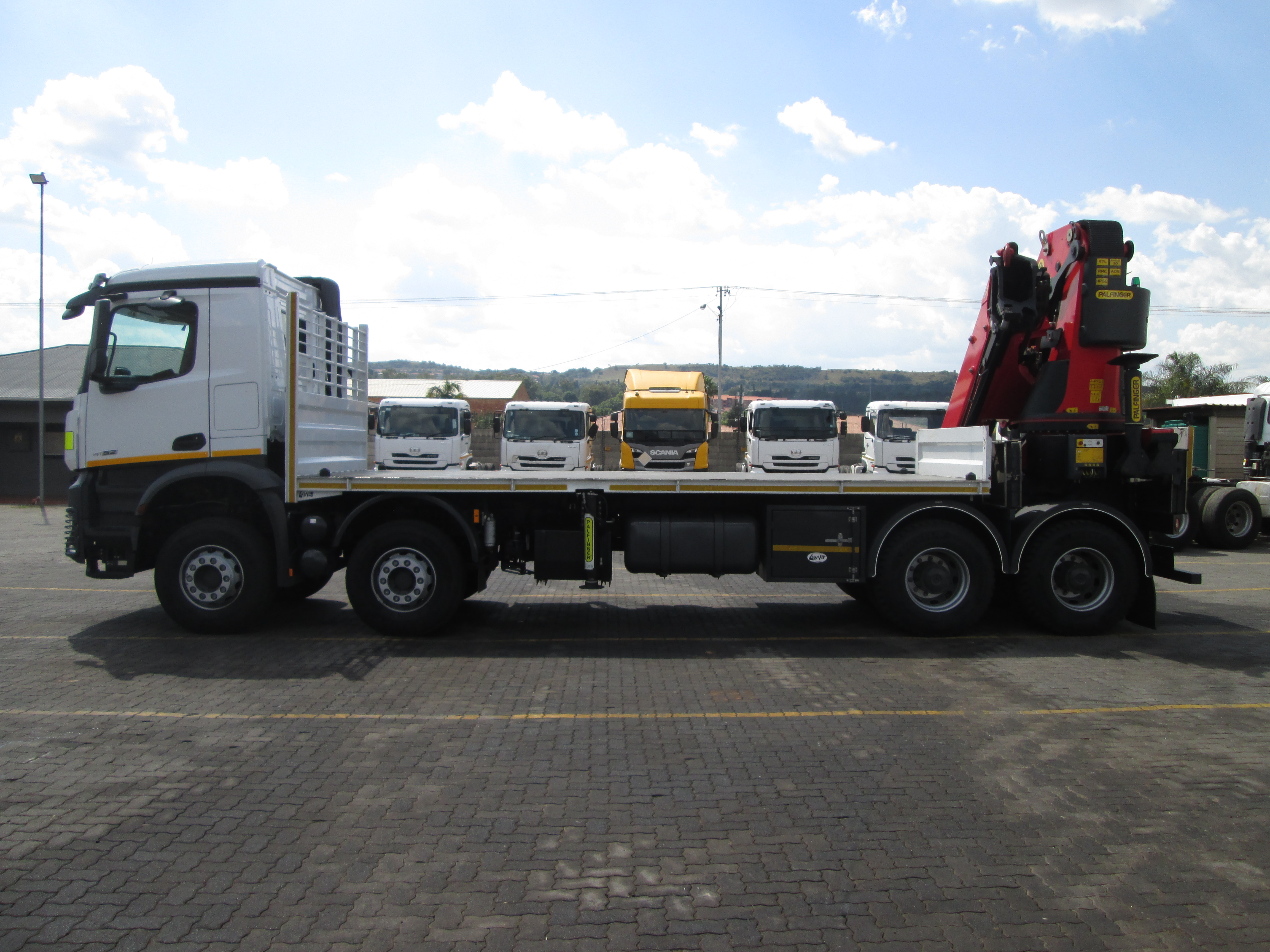 2023 Mercedes Benz AROCS 4152 Twin steer 8x4 flat deck Equipped with rear mount PK63002 EH crane - Image 8