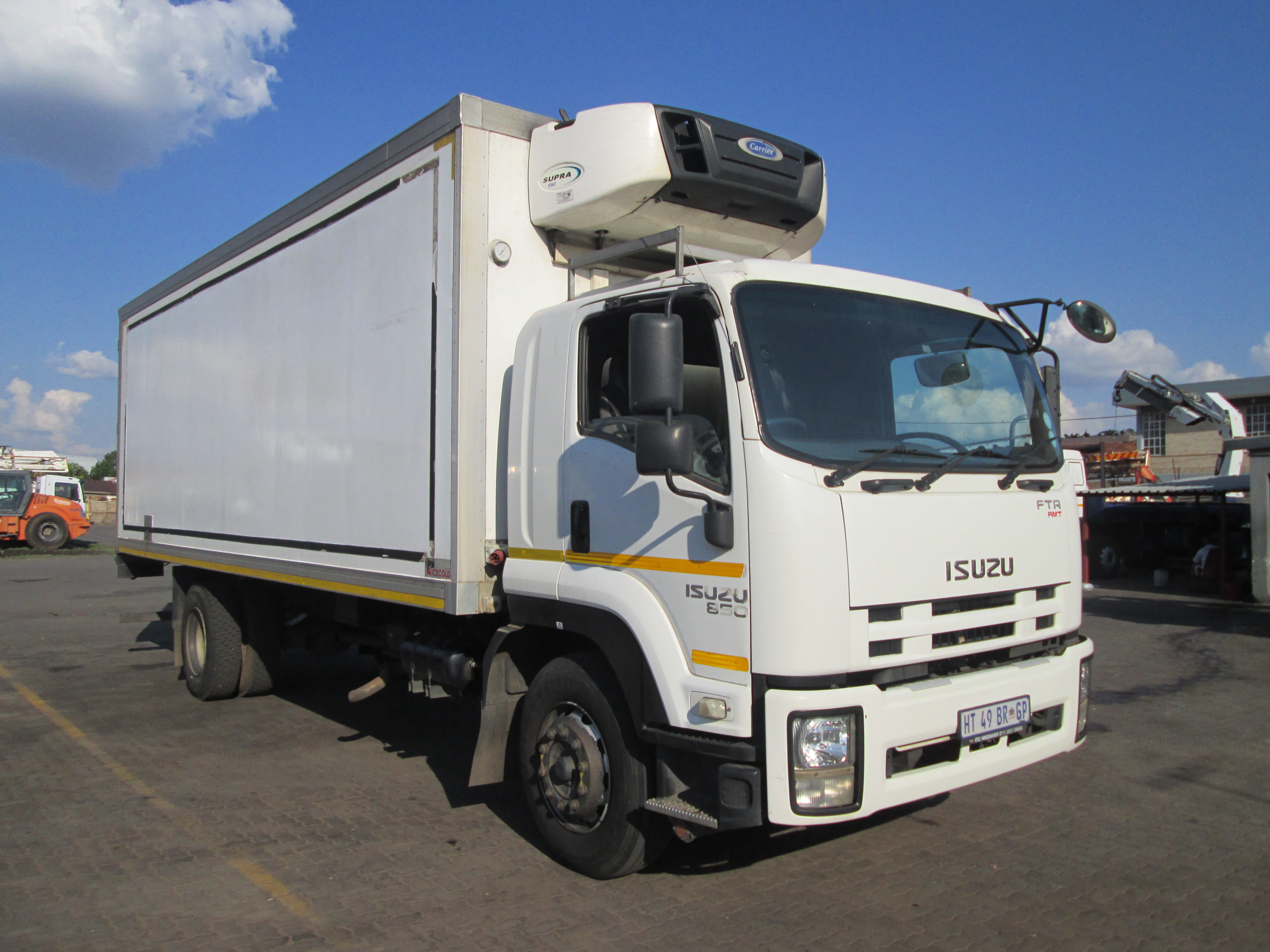 2018 ISUZU FTR850 AMT 8TON TRUCK WITH FRIDGE BODY CARRIER SUPRA 550 UNIT - 305632KM