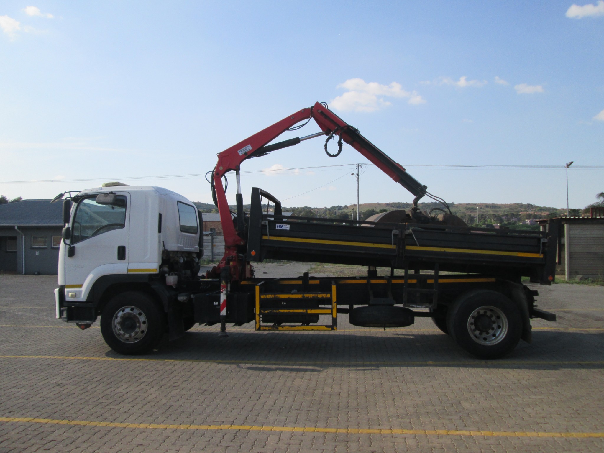 2014 ISUZU FTR850 5CUBE TIPPER DROPSIDE BODY WITH FASSI F80 CRANE AND GRAB - Image 4