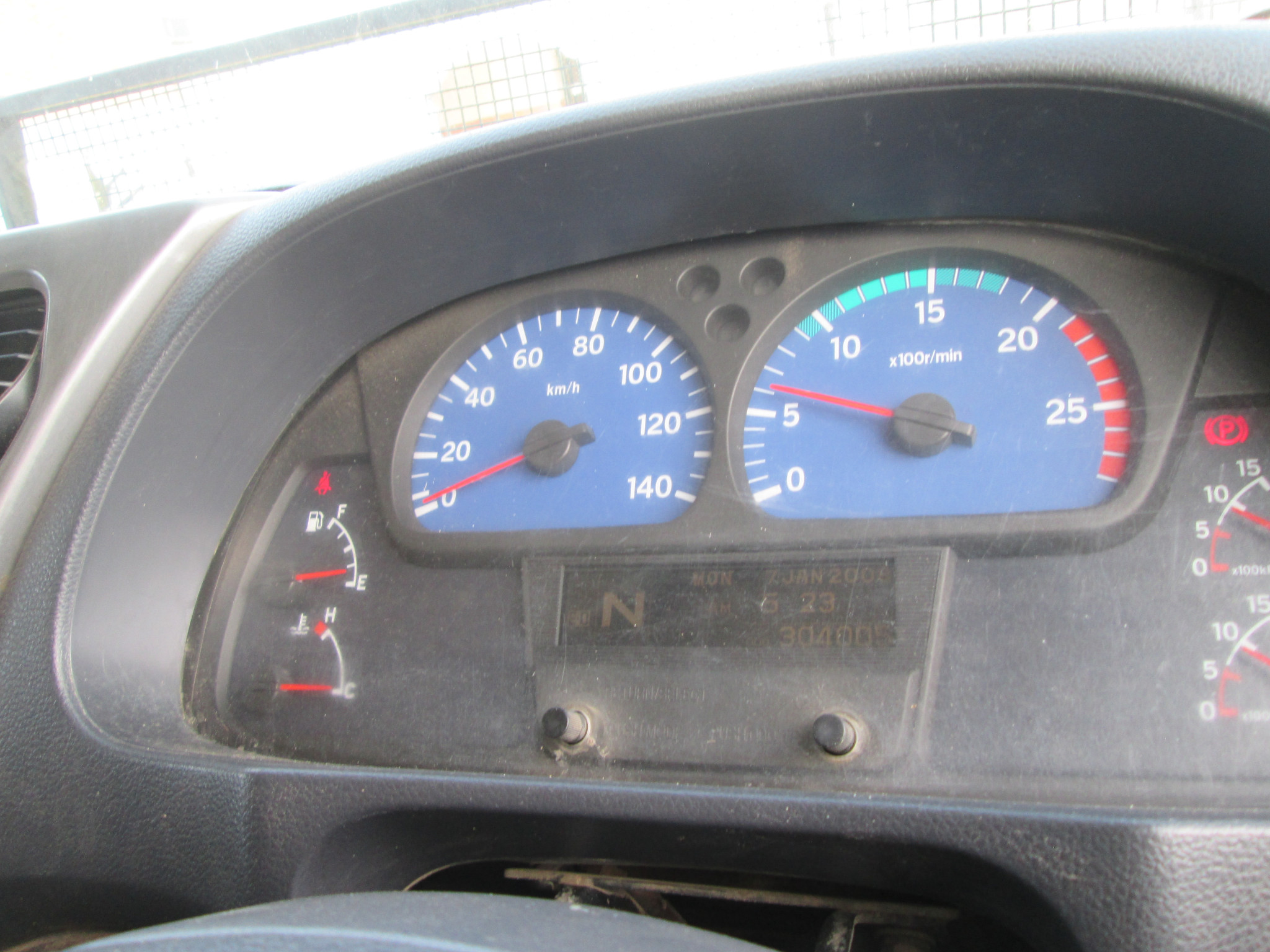 2018 UD QUON GW26-450 TRUCK TRACTOR 304005KM - Image 12