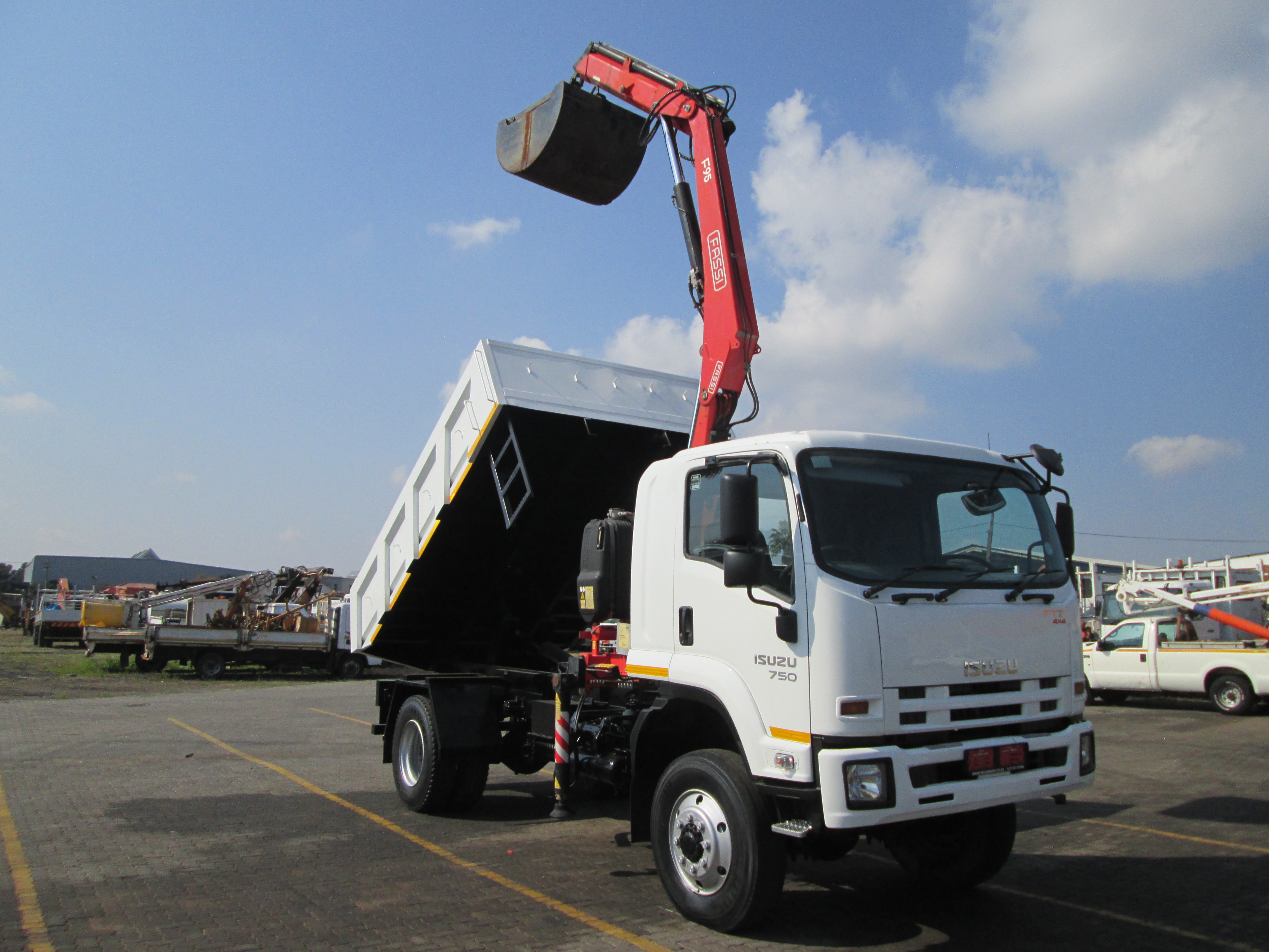 2014 ISUZU FTS750 4X4 5CUBE TIPPER DROPSIDE WITH FASSI F65 CRANE - 188628KM - Image 20