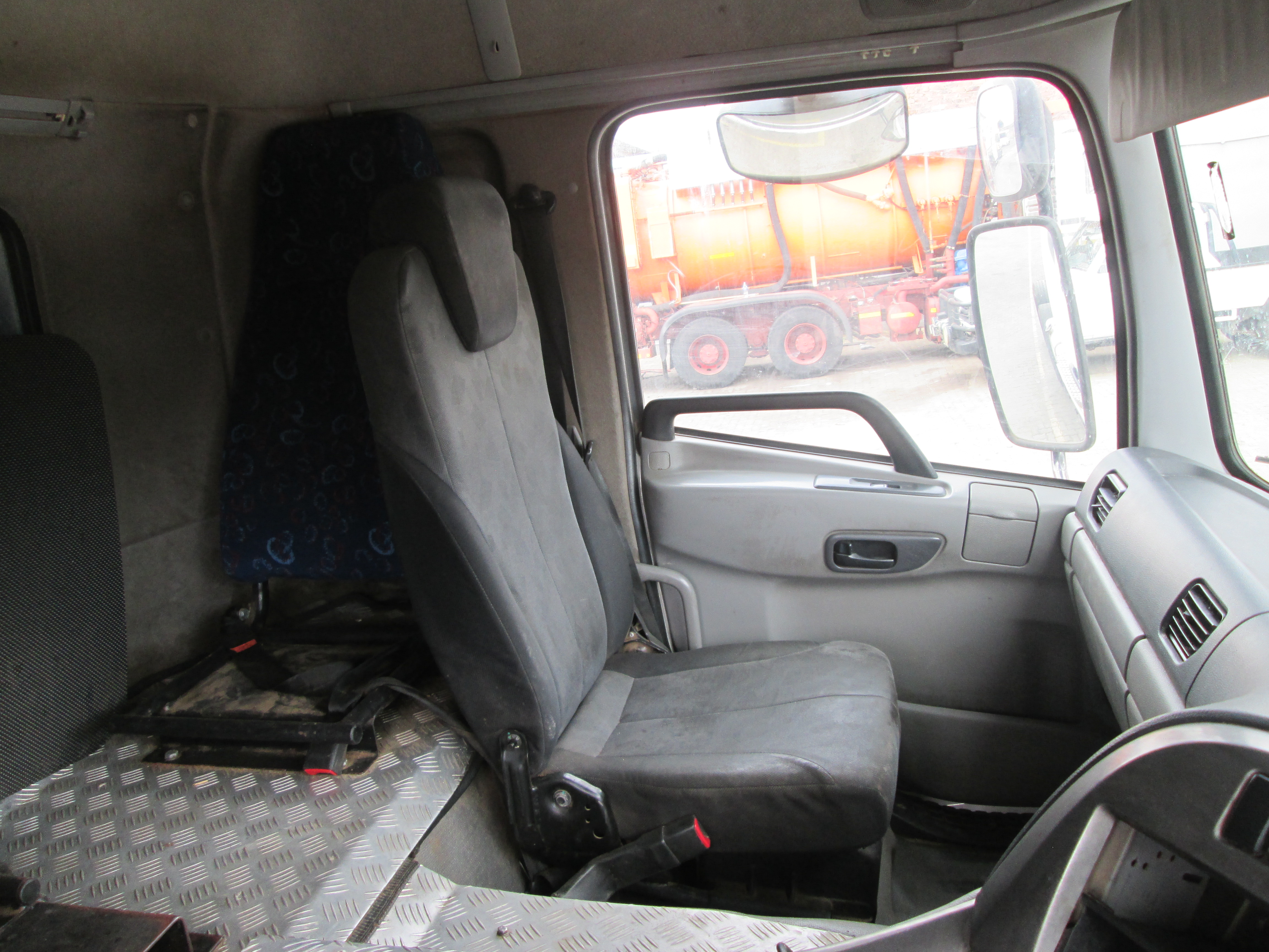 2019 UD QUON GW26-450 TRUCK TRACTOR 190585KM - Image 10
