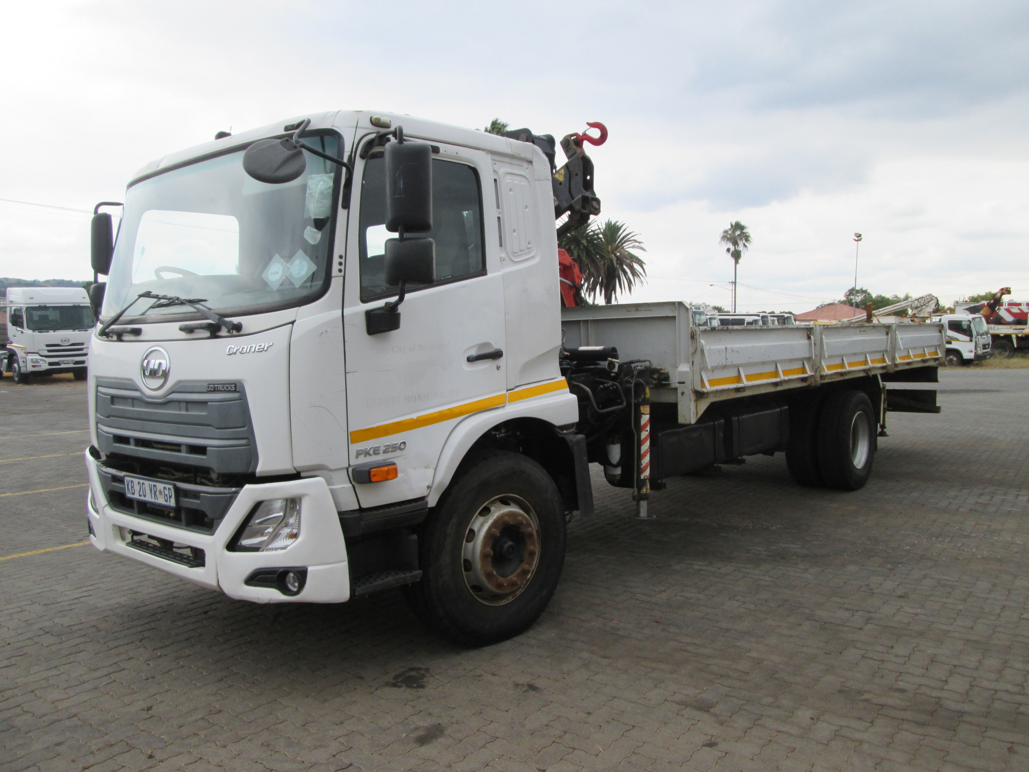 2017 UD PKE250 CRONER 8TON DROPSIDE WITH HIAB X CL 8-1 - Image 3