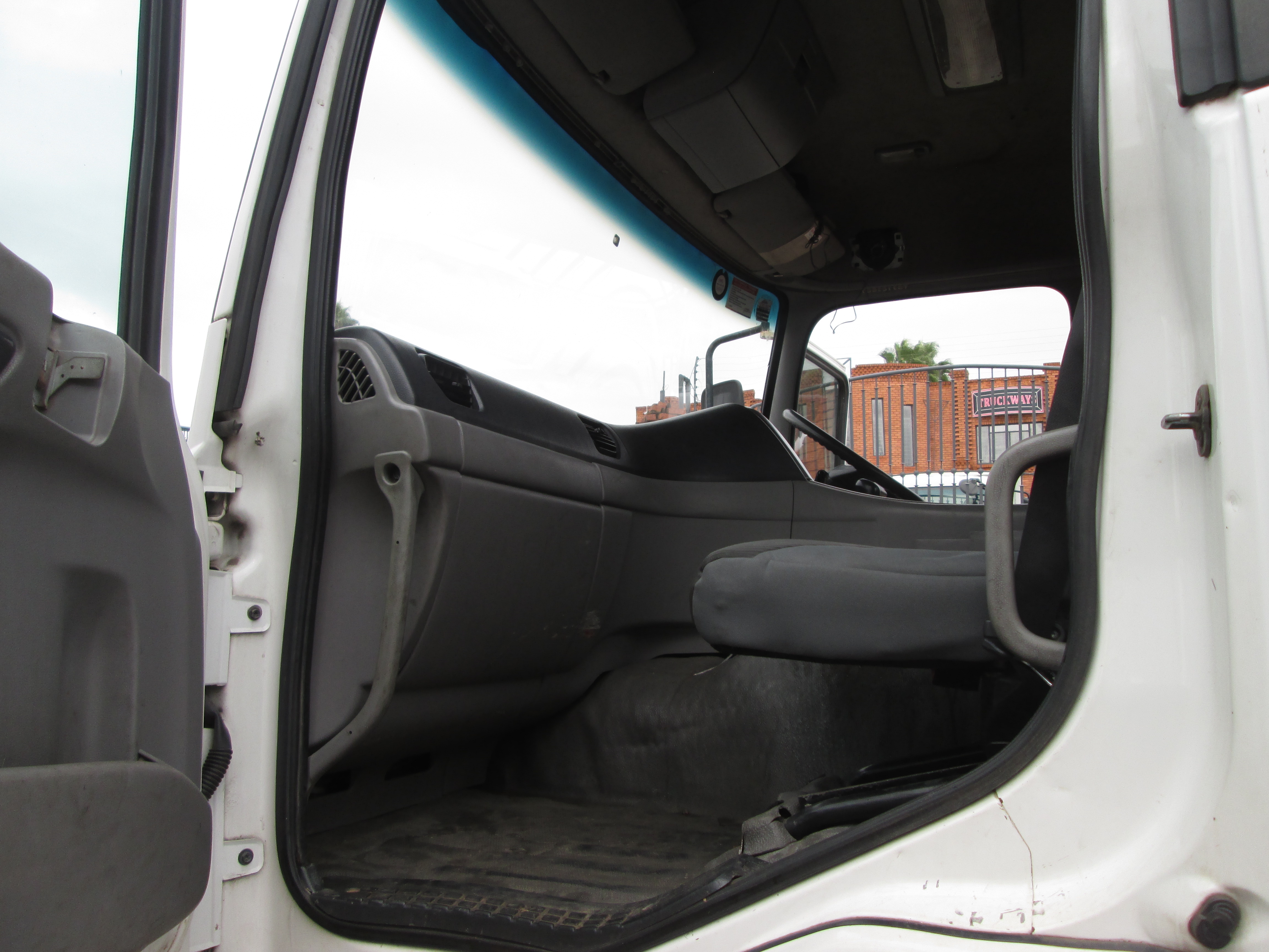2015 UD QUON GW26-450 TRUCK TRACTOR 265967KM - Image 13