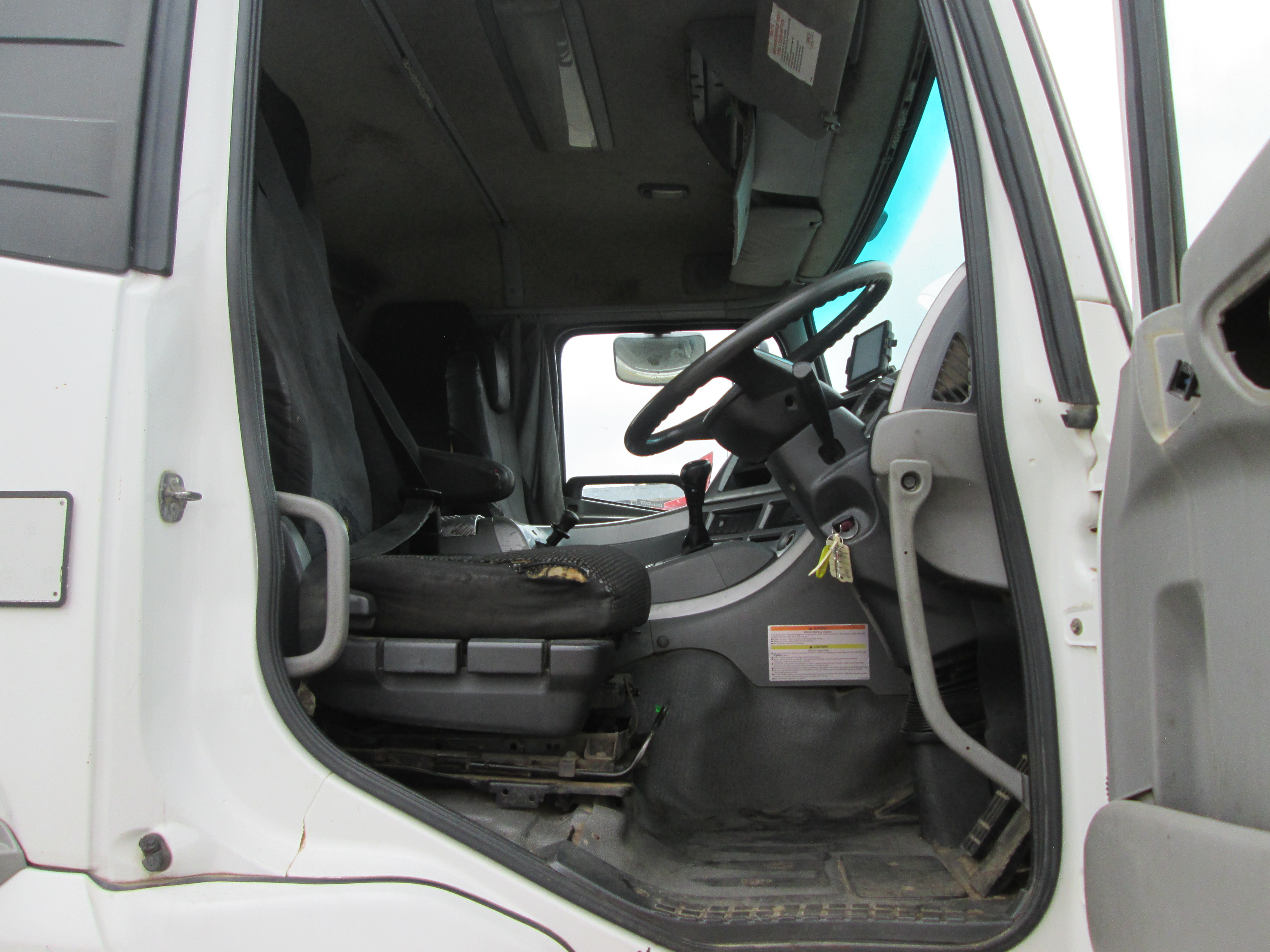 2015 UD QUON GW26-450 TRUCK TRACTOR - Image 10