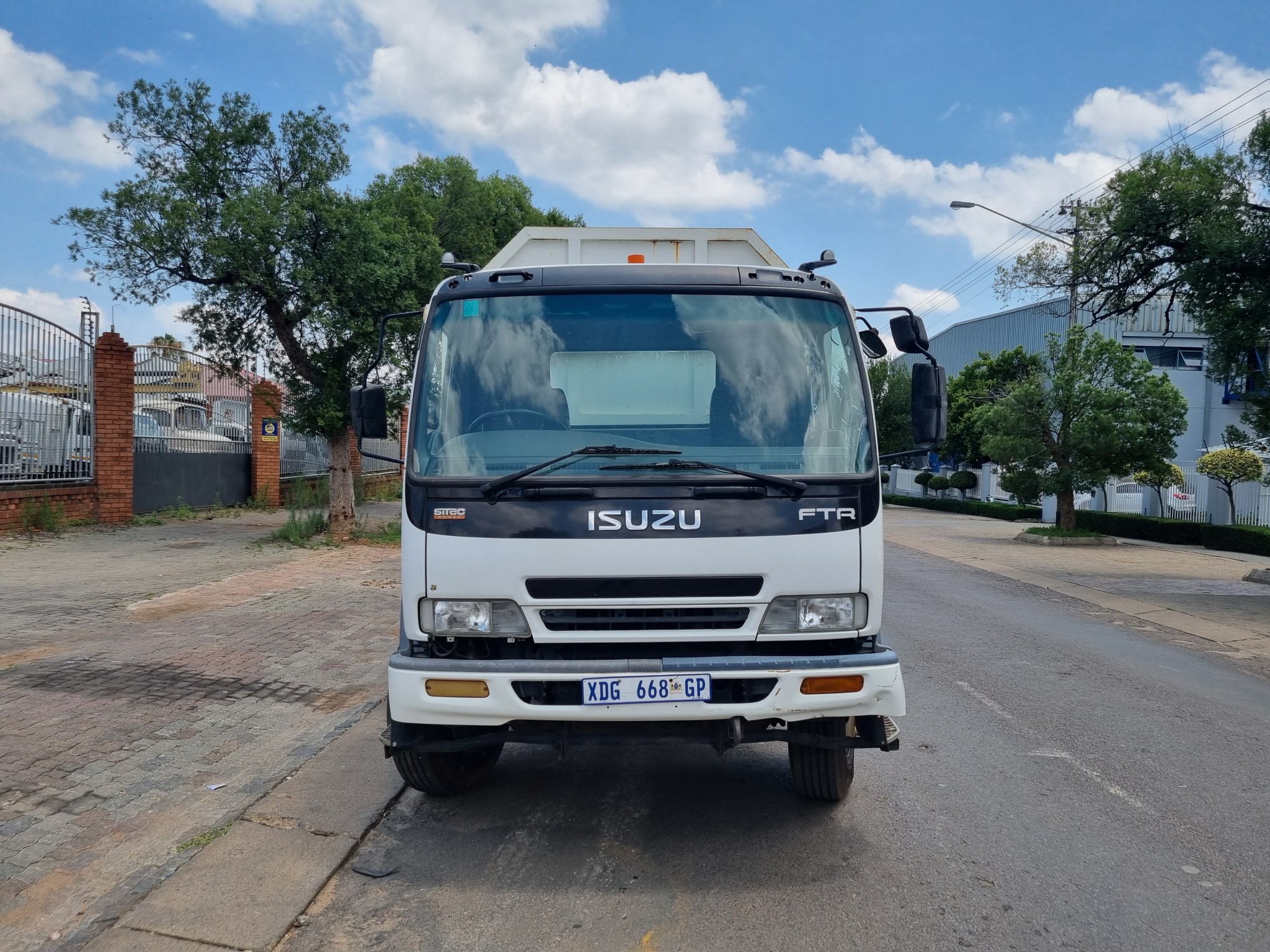 2008 ISUZU FTR800 8TON CLOSED BODY TIPPER - Image 3