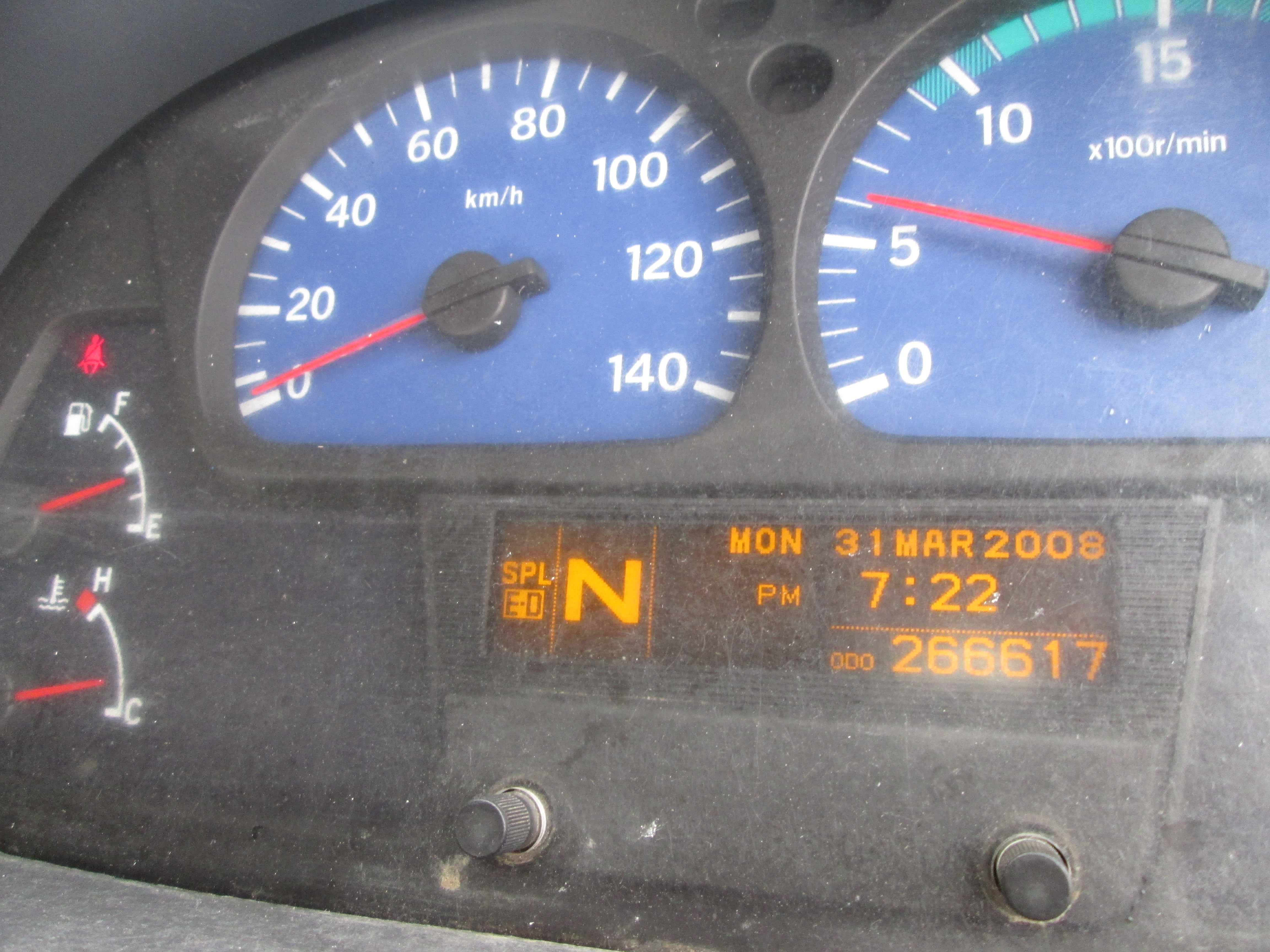 2015 UD QUON GW26-450 TRUCK TRACTOR 265967KM - Image 9