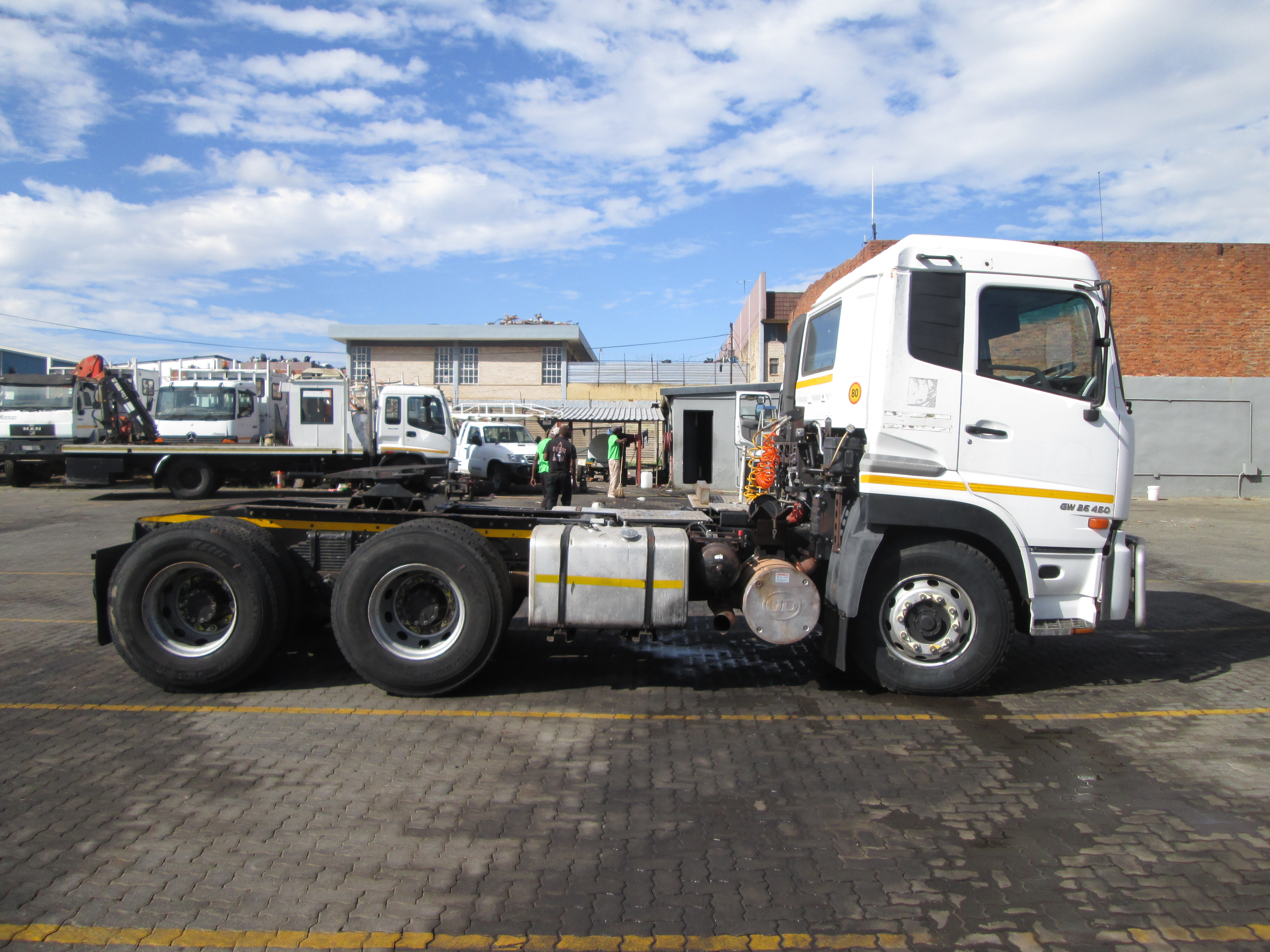 2015 UD QUON GW26-450 TRUCK TRACTOR 294538KM - Image 8