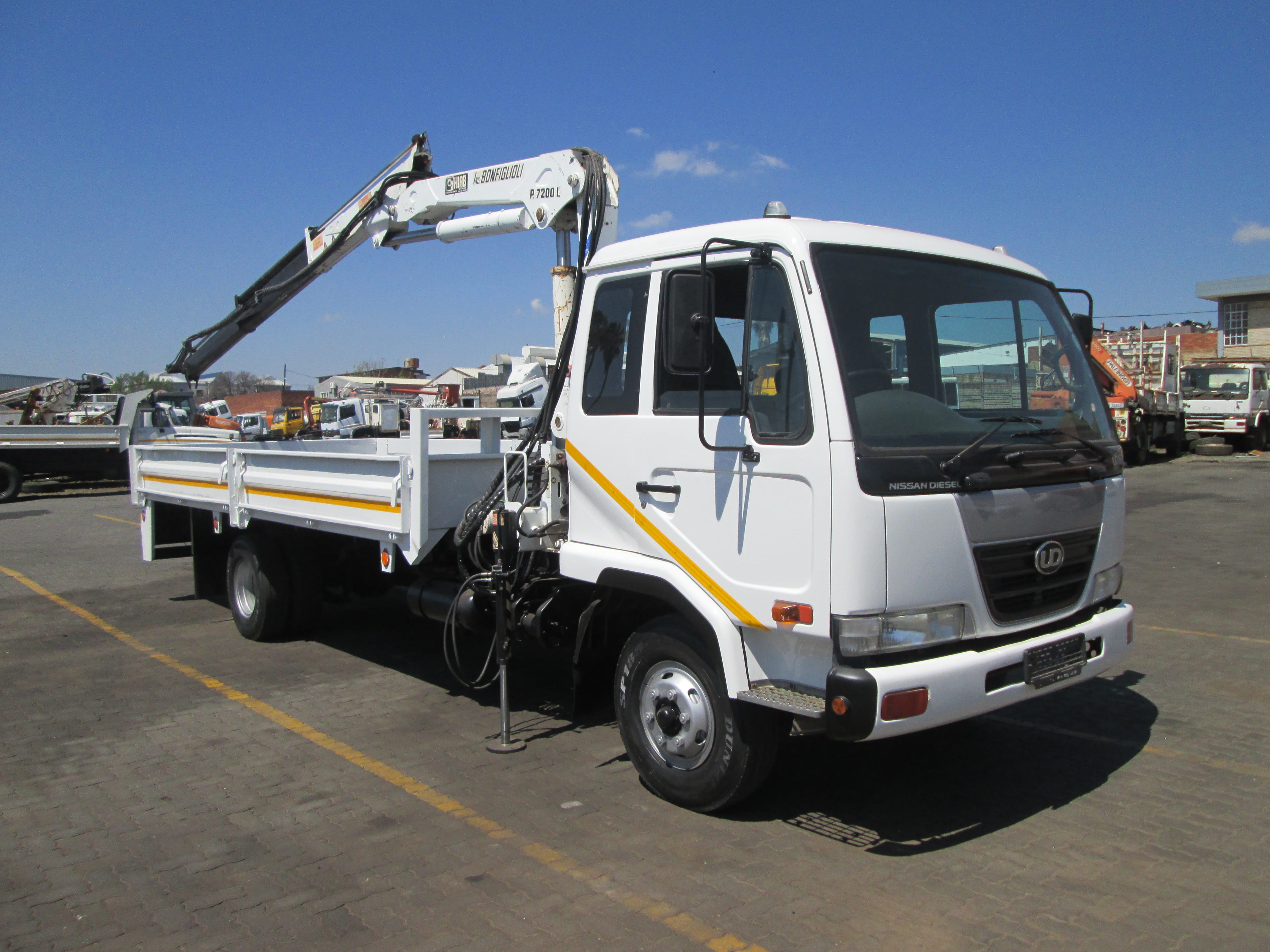 2004 UD60 6TON DROPSIDE WITH CAB MOUNT BONFIGLIOLI P,7200L 20039KM - Image 17