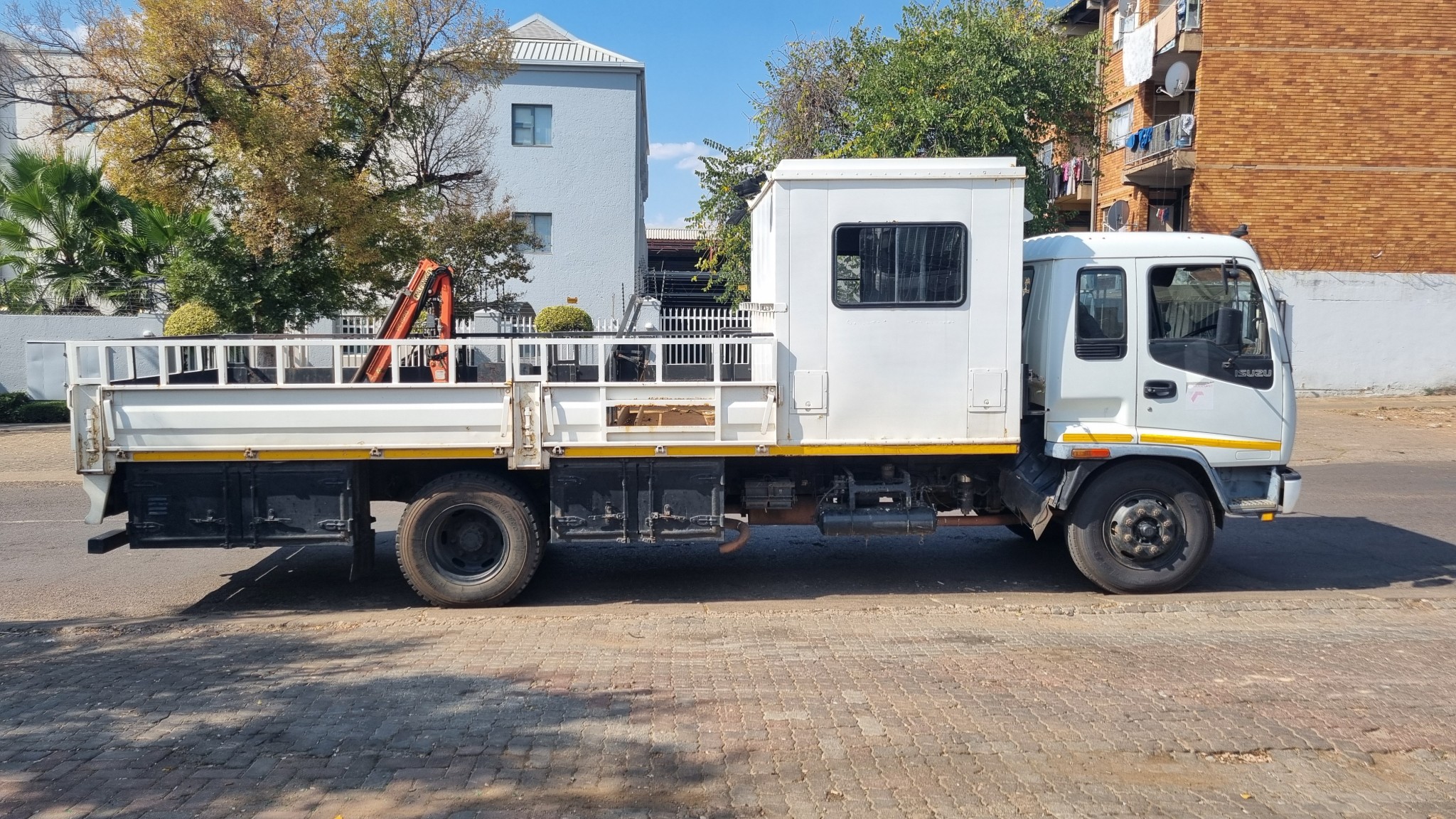 2009 ISUZU FSR700 8TON DROPSIDE, CREW CAB WITH PC1500 CANE - Image 8